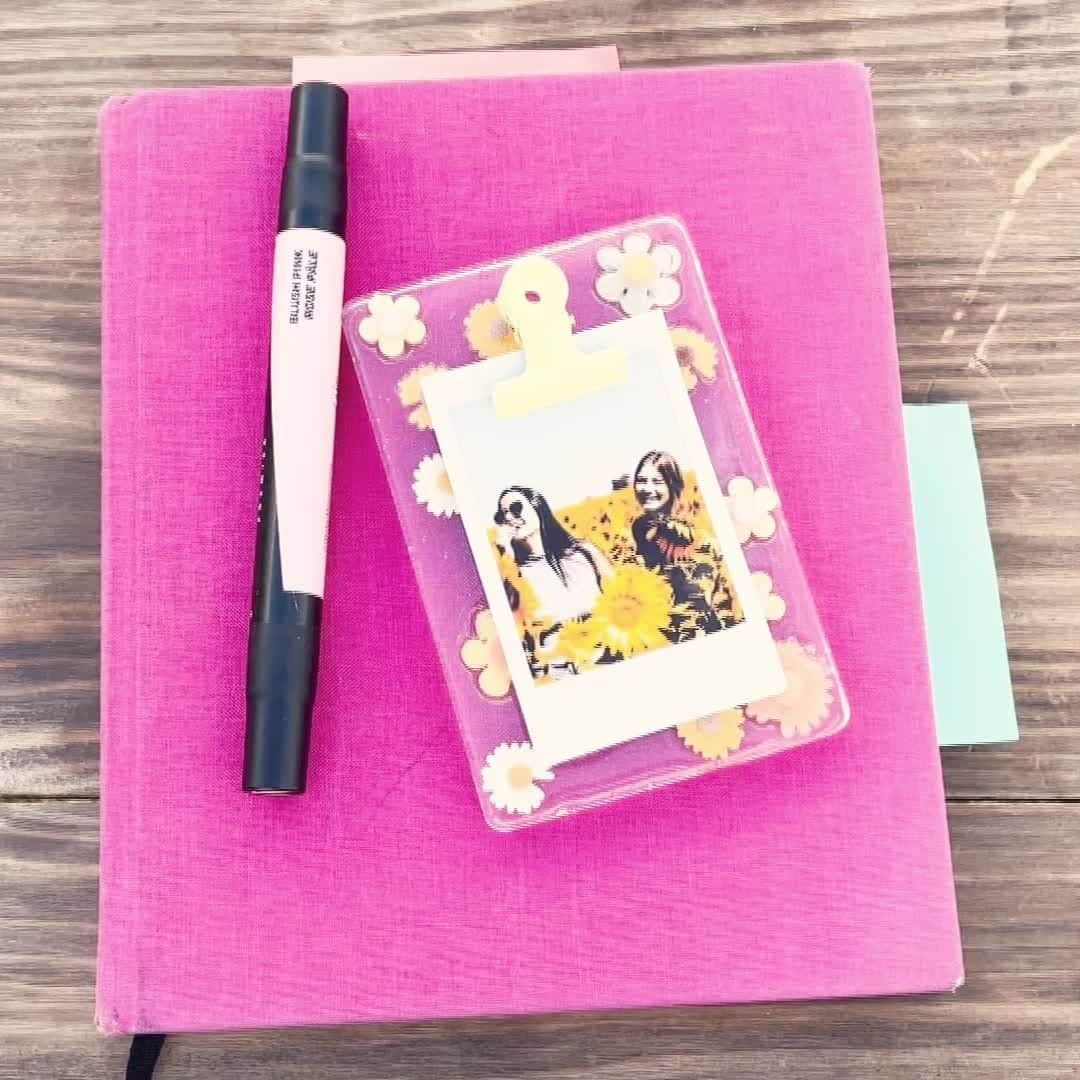 Fujifilm Instax North Americaのインスタグラム：「Everything is cuter when you DIY it, just like this resin print holder! 🌻⁠ .⁠ .⁠ .⁠ #DontJustTakeGive⁠ #GiveSomethingReal⁠ #InstaxMini⁠ #DIY⁠ #Sunflower⁠」