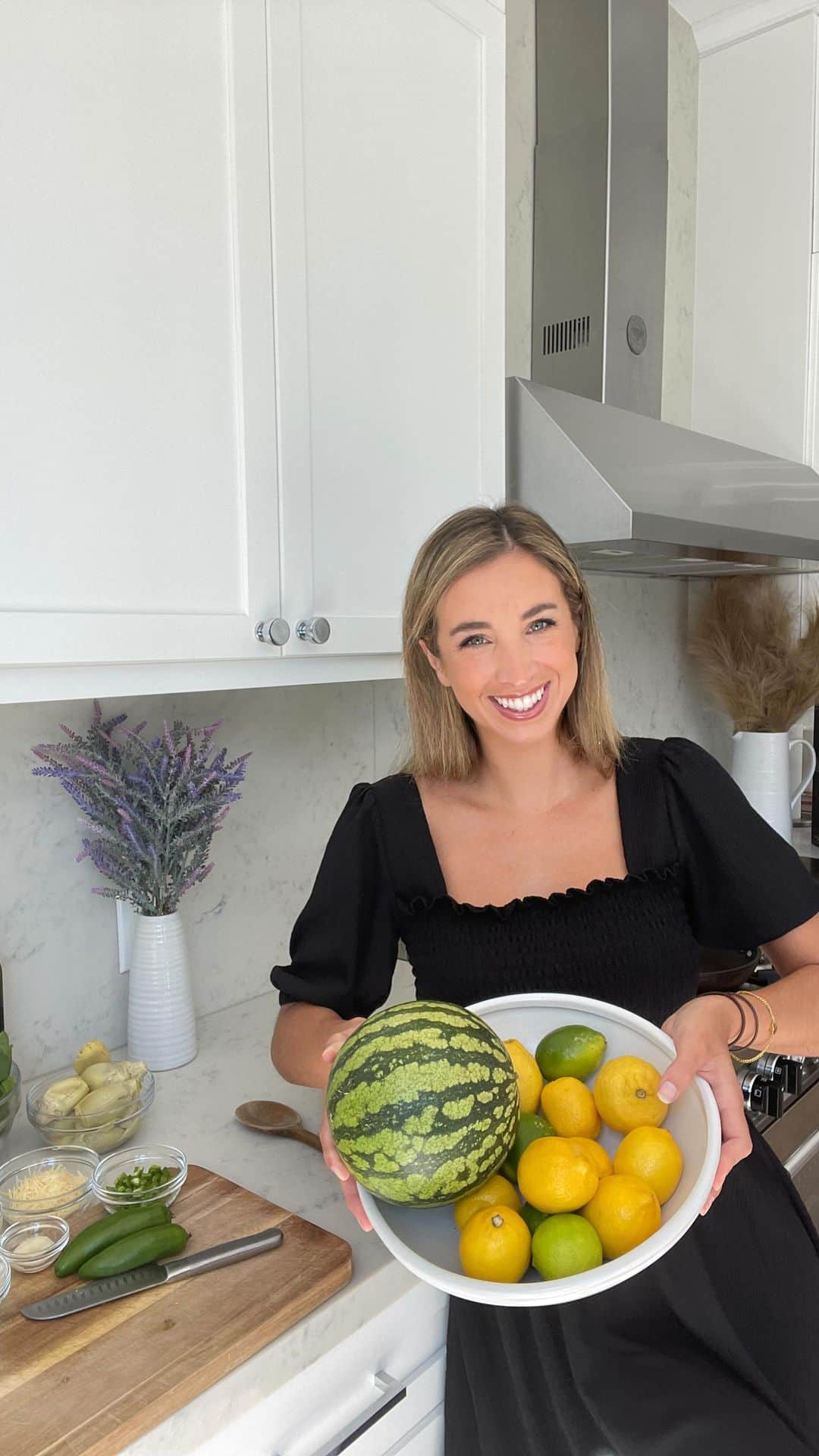 ロック&リパブリックのインスタグラム：「BBQ tips with Katie! Summer’s heating it up, and it’s almost time to party!   Check out @katieaustin’s favorite stylish barbecue outfits, summer decor and home finds from Kohl’s.」