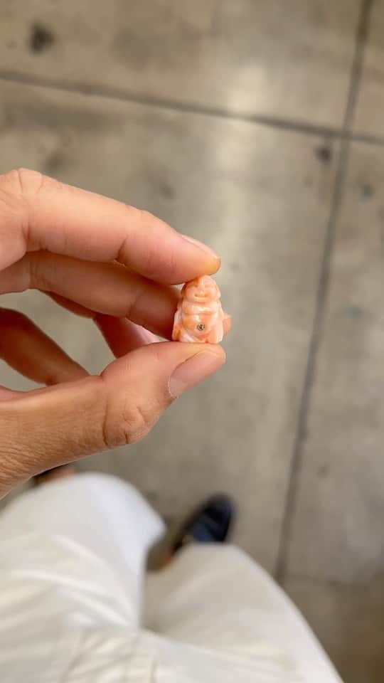 チャンルーのインスタグラム：「A little vintage coral Buddha to keep you feeling lucky all year around 🧡 Peep the diamond belly button :)」