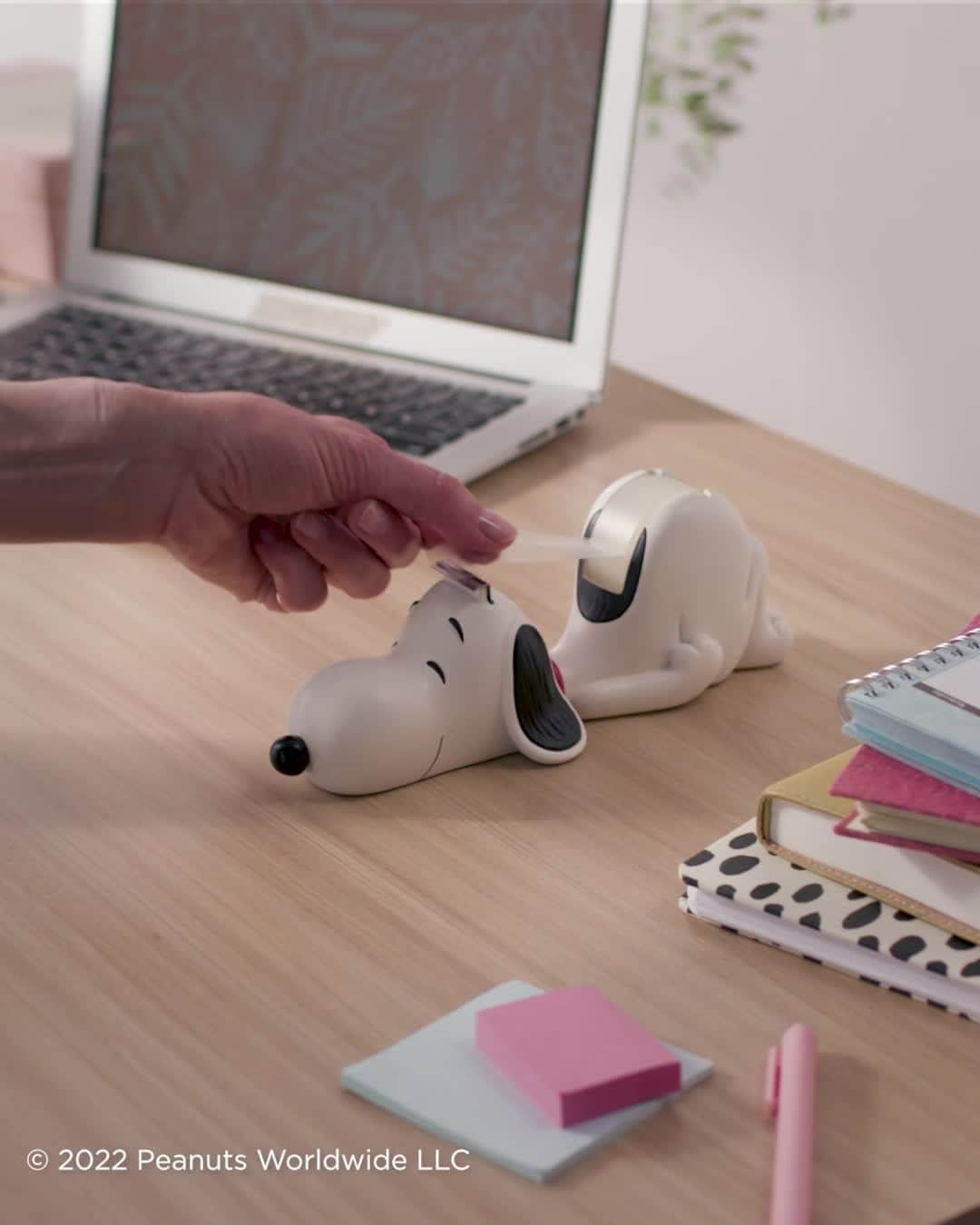 スヌーピーのインスタグラム：「Bring the beagle to the board room or at the very least your home office with the Peanuts Snoopy Tech Holder and Snoopy tape dispenser, available in Hallmark Gold crown stores and online at the link in bio.   #Peanuts #Hallmark #Snoopy #Tech」