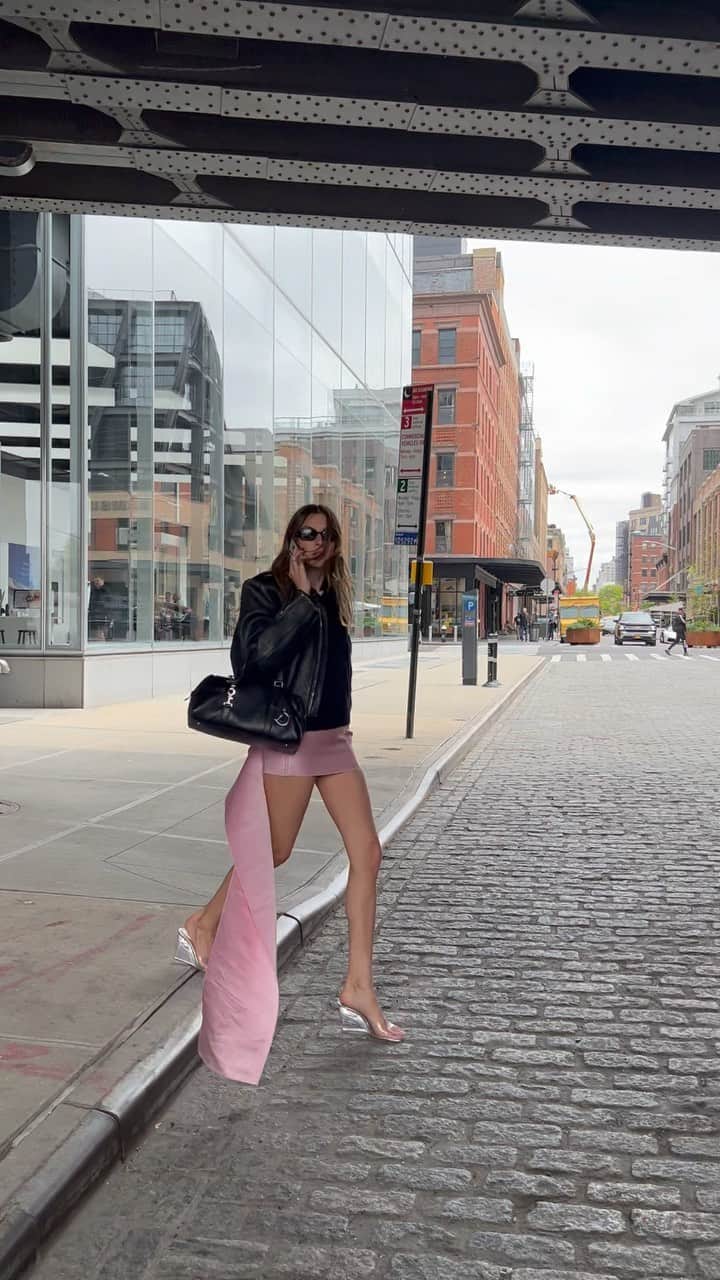 Camille Charriereのインスタグラム：「when you’re toujours à la traîne @prada 🗽🎀」