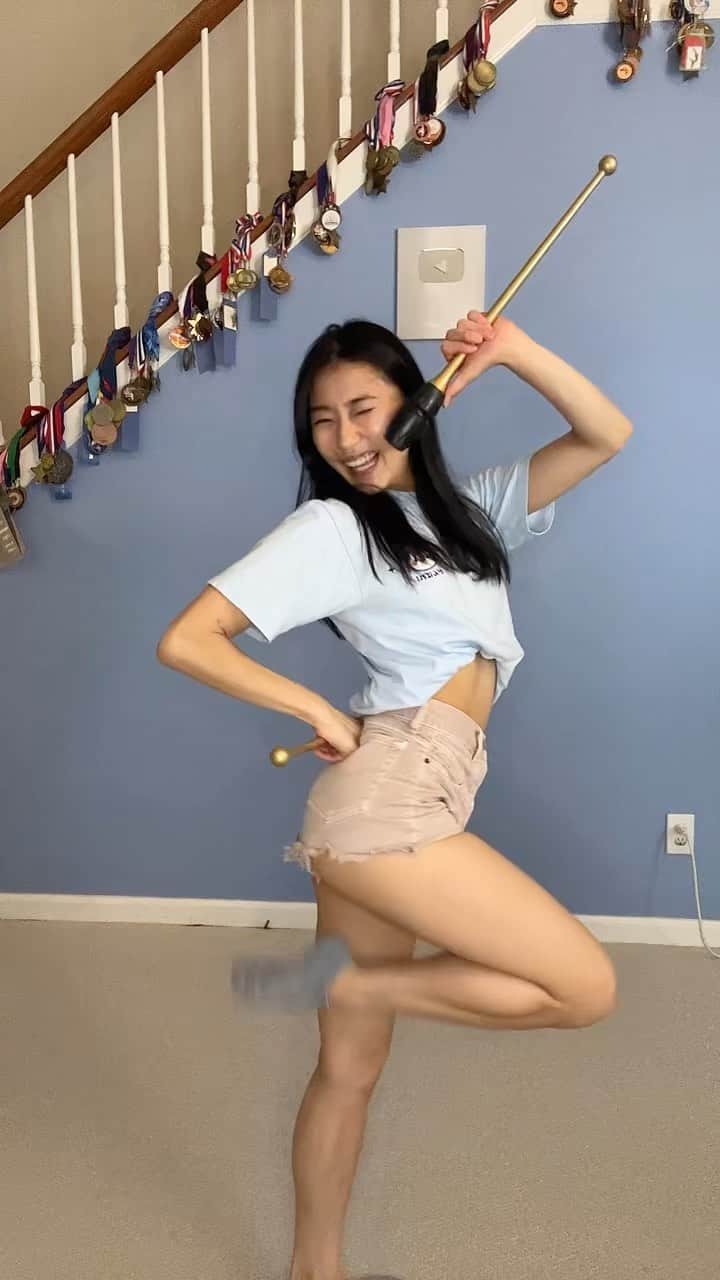 篠原枝令菜のインスタグラム：「SOMEONE ASKED IF MY CLUBS WERE TOILET PLUNGERS 💀 anyways wanted to try @jaedengomez dance with CLUBS since I thought they went well together 🤷‍♀️」