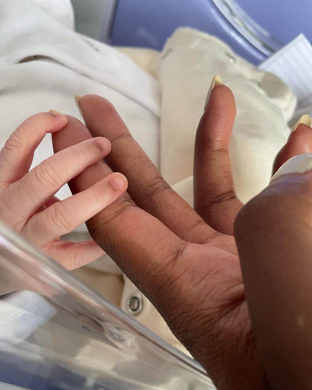 キャロル・ザヒのインスタグラム：「Salut tout le monde ✌🏿😃 Apres plusieurs mois d’absence sur les réseaux, je suis très heureuse de vous annoncer la naissance de mon fils Mayron Khalis 💙, né hier matin [10/05/2022] à 9h45. Un merveilleux cadeau du ciel que je souhaite à toutes les femmes et qui me comble de bonheur ☺️❤️  Thanks Lord 🙏🏿」