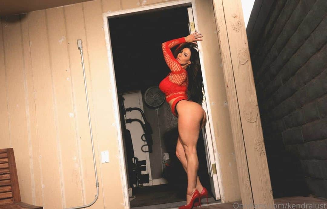 Kendra Lustさんのインスタグラム写真 - (Kendra LustInstagram)「#HappyHumpday #redhot #wcw😍 #humpdayvibes」5月12日 4時42分 - kendralust