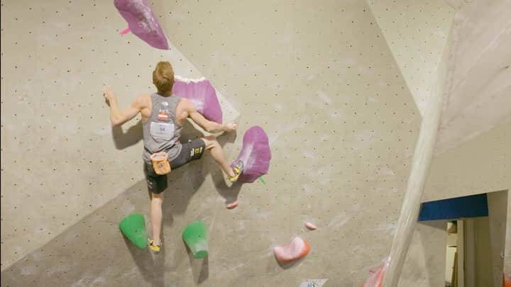 ヤコブ・シューベルトのインスタグラム：「Cool comparison between my buddy @nicolaiuznik and myself on a boulder of one of our selection competitions.  I love how solutions can be so different in our sport sometimes depending on your style. Consequently it‘s so rewarding to have such strong and motivated training partners to learn from each other and get stronger together 💪🏻 • • Video by @alpsolut.pictures  • @mammut_swiss1862 @gloryfy_unbreakable @lasportivagram @subaru_austria @raiffeisen @thecrag_worldwide @heeressportzentrum  #training #climbing #bouldering #climbingvideo #athlete #boulderingvideo」