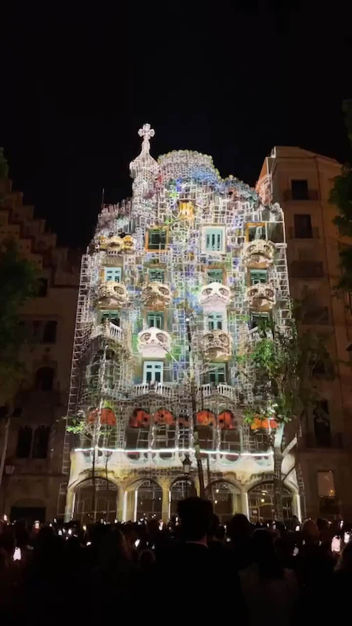 The Cool Hunterのインスタグラム：「Magical house of Gaudi @casabatllo #barcelona #thecoolhunter @refikanadol」