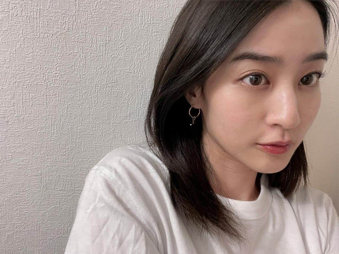 青野楓のインスタグラム：「おnewのピアス🌝  アクセサリーすきなのでどんどん増えちゃってます💫 大人っぽくでシンプルでかわいい🤍  #ピアス#アクセサリー#ジュエリー#ゴールドアクセサリー　#LIMELY #ライムリー #肌に優しいアクセサリー #つけっぱなしネックレス #つけっぱなしピアス #金属アレルギー対応 #316l #サージカルステンレス」