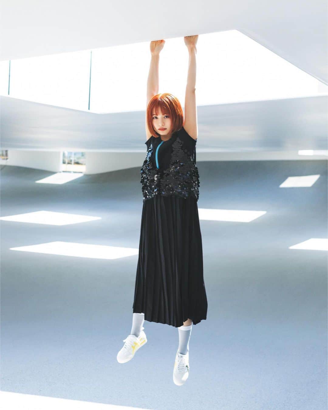 足立佳奈のインスタグラム：「鉄棒したときみたいに 手が真っ赤になった時の撮影。  #zozoshoes #オニツカタイガー  このスニーカー好き❤︎」