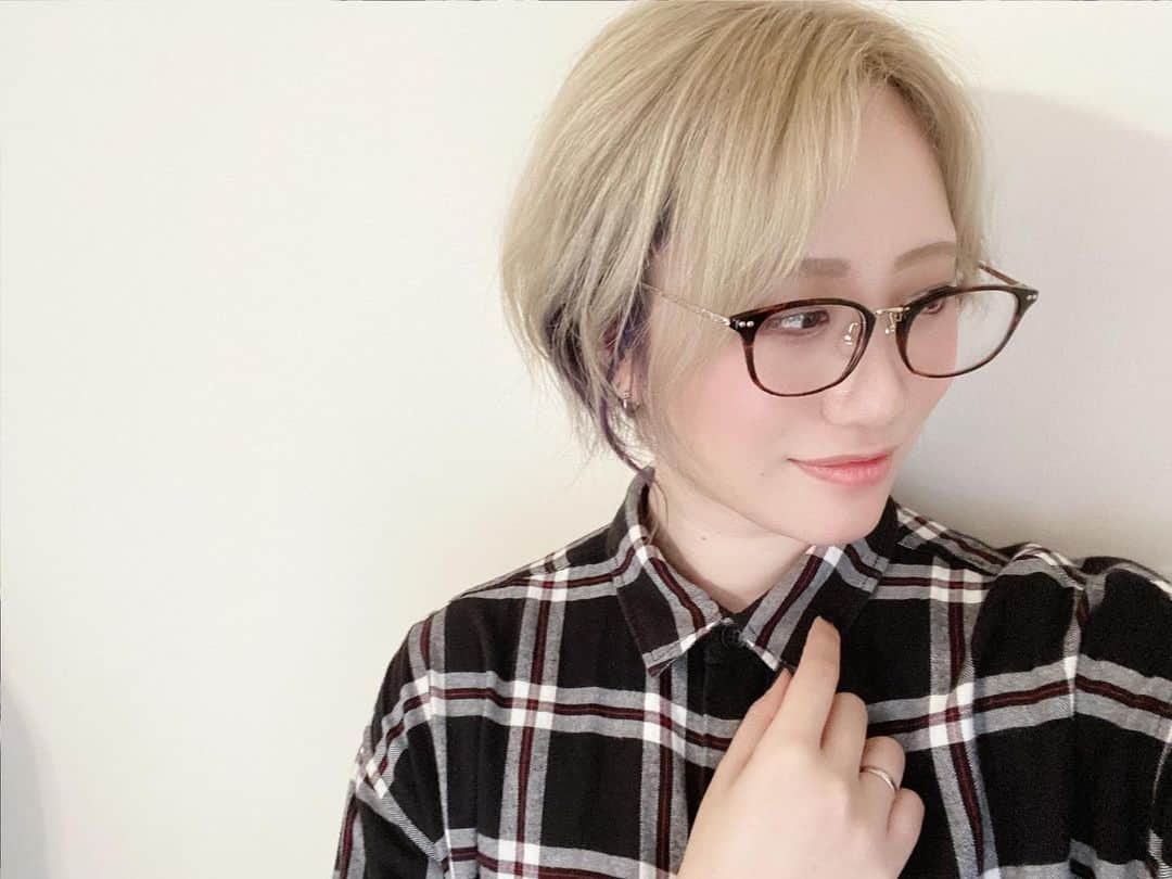 夕香里（ATY）のインスタグラム：「先日美容院行きまして✋ これから暑くなるので結構短くしてもらった！ インナーカラー続けるか迷ったけど周りに意外と好評なので青紫入れたった😋  もちろん今回も森田さんにやって頂いて、いつも施術中お話楽しいけどこの前は特に濃い話が沢山できて楽しかった☺️ @morikana_hair  いつもありがとうございます✨」
