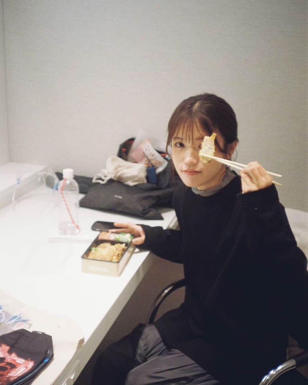 美山加恋のインスタグラム：「本日 #花嫁未満エスケープ  第6話放送です‼️  ぜひご覧ください〜☺️✨  「#花嫁未満エスケープ」👰💍 5/12深夜0:30  第６話【今、キスしたい…】  尚紀(#中川大輔)と向き合おうとしたゆう(#岡崎紗絵)は、深見(#浅香航大)のことで口論になってしまう。家を出て行くことにしたゆうは、偶然カフェバーで深見に会い…。  #美山加恋 #小林涼子 #松村沙友理」