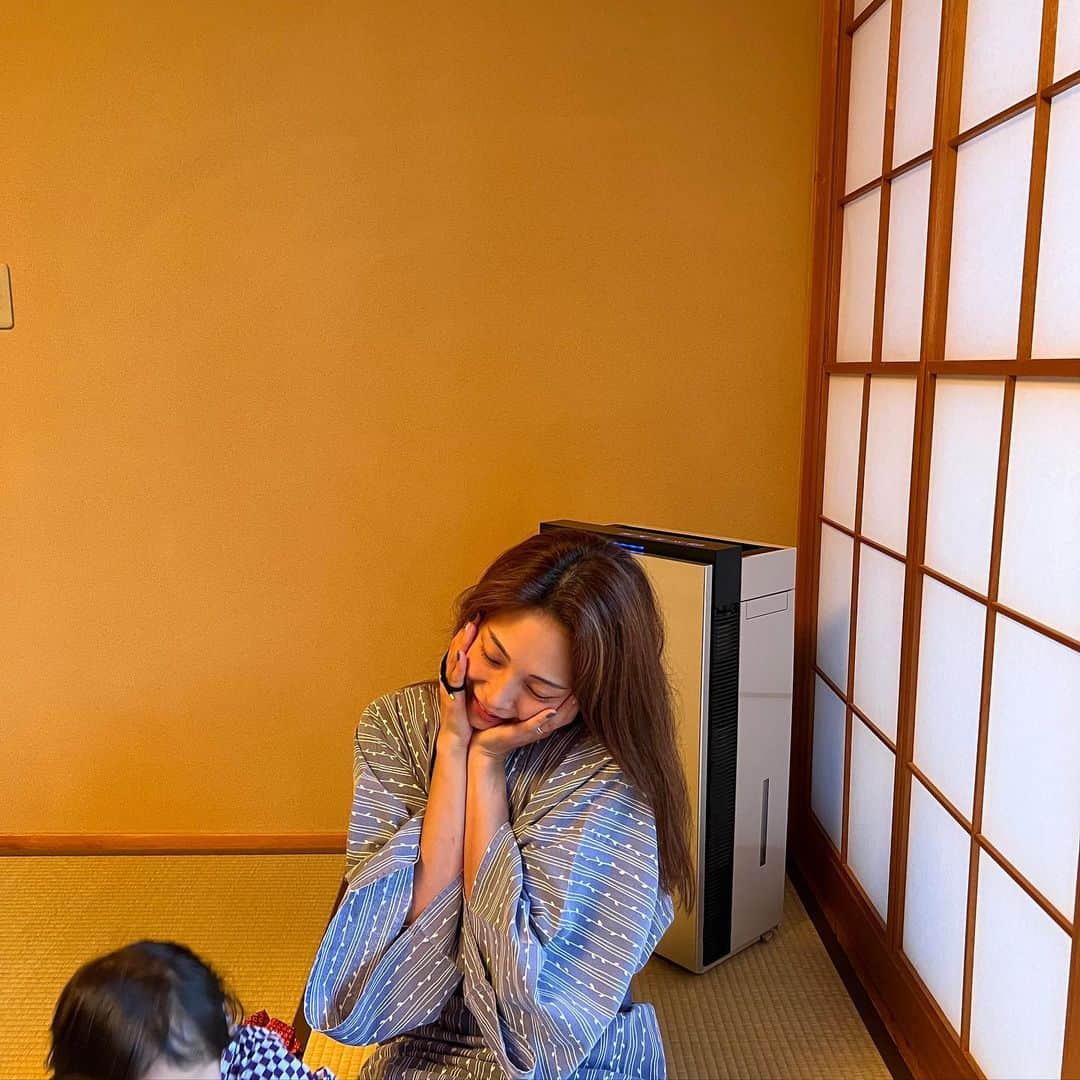 相武紗季のインスタグラム：「G.Wは一泊2日の旅行に行きました！ なぜか娘にぶりっ子してた母🥶  本日I.M.A配信です🌸今回は今までの質問や娘のイヤイヤ期のことなど話しています☺️」