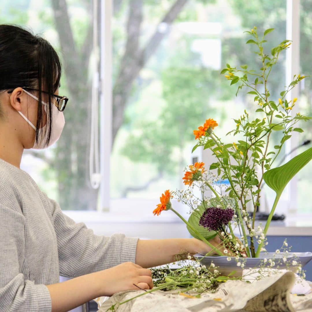 福岡女子短期大学さんのインスタグラム写真 - (福岡女子短期大学Instagram)「#日本の伝統文化 #華道  文化教養学科１年生「日本の伝統文化①」では、華道を学びます。  本日のテーマは「自由花」表現する内容と目的を持って自由花を生けることが目的です。  今回は「そけい」「ガーベラ」「かすみ草」「ゆうぎり草」「ギボシ」を生けました。  同じテーマ・同じお花でも全く違う作品に仕上がっていくのが面白いですね。各自の個性が表現された素晴らしい作品に仕上がりました。  📷撮影機材：Canon EOS Kiss X3 (ƒ/4.0 1/50 40mm ISO200）  🏷 #福岡女子短期大学 🏷 #文化教養学科 🏷 #短大生の日常 🏷 #司書の卵  🎀オープンキャンパスのお知らせ🎀 5月22日（日）に開催します。文化教養学科では【体験授業】文豪と太宰府～夏目漱石と森鴎外～を開催します。  「日本近代文学」の体験授業として、専門科目「作品研究」を高校生向けにアレンジした授業です。実際の授業で行った「文学散歩」の様子も紹介します。  また、iPadを使い、国立国会図書館や神奈川近代文学館所蔵のデジタル資料（直筆原稿など）を閲覧します。  皆さまのご参加をお待ちしております。 ____ ____ ____ ____ ____ ____ ____  高校生・受験生の皆さん、気になる疑問・質問などありましたらDMにて受け付けております！お気軽にお問い合わせください✨ . #dazaifu #太宰府 #太宰府市 #短大 #大学生 #女子大 #good_portraits_japan #生け花 #生け花のある暮らし  #生け花教室 #司書の卵 #司書採用者全国トップクラス 　 #ポートレート撮影 #写真好きな人と繋がりたい #毎日が笑顔で溢れてる #その瞬間に物語を #幸せな瞬間をもっと世界に #ファインダー越しの私の世界 #デジタルでフィルムを再現したい」5月12日 17時18分 - fukuoka_wjc