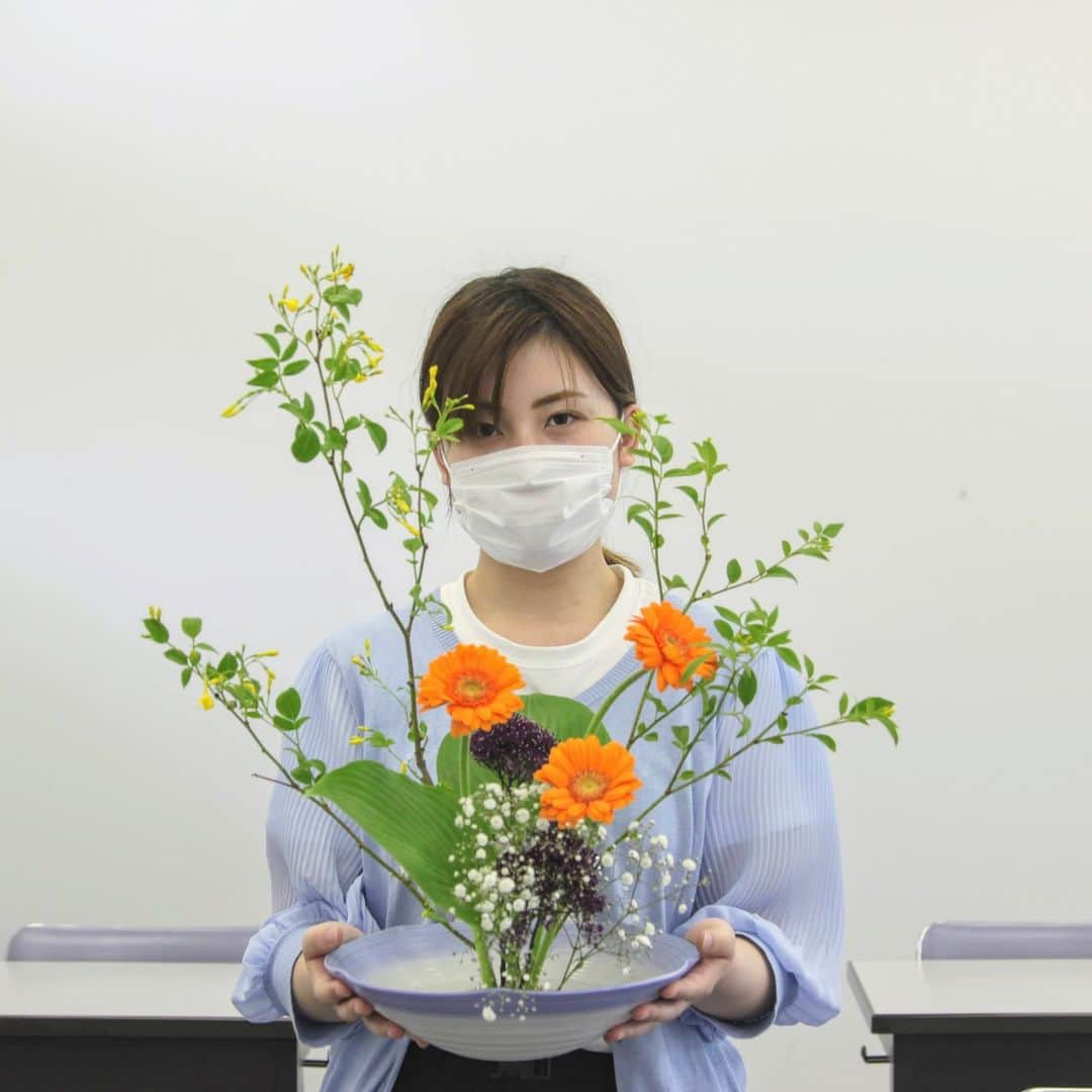 福岡女子短期大学さんのインスタグラム写真 - (福岡女子短期大学Instagram)「#日本の伝統文化 #華道  文化教養学科１年生「日本の伝統文化①」では、華道を学びます。  本日のテーマは「自由花」表現する内容と目的を持って自由花を生けることが目的です。  今回は「そけい」「ガーベラ」「かすみ草」「ゆうぎり草」「ギボシ」を生けました。  同じテーマ・同じお花でも全く違う作品に仕上がっていくのが面白いですね。各自の個性が表現された素晴らしい作品に仕上がりました。  📷撮影機材：Canon EOS Kiss X3 (ƒ/4.0 1/50 40mm ISO200）  🏷 #福岡女子短期大学 🏷 #文化教養学科 🏷 #短大生の日常 🏷 #司書の卵  🎀オープンキャンパスのお知らせ🎀 5月22日（日）に開催します。文化教養学科では【体験授業】文豪と太宰府～夏目漱石と森鴎外～を開催します。  「日本近代文学」の体験授業として、専門科目「作品研究」を高校生向けにアレンジした授業です。実際の授業で行った「文学散歩」の様子も紹介します。  また、iPadを使い、国立国会図書館や神奈川近代文学館所蔵のデジタル資料（直筆原稿など）を閲覧します。  皆さまのご参加をお待ちしております。 ____ ____ ____ ____ ____ ____ ____  高校生・受験生の皆さん、気になる疑問・質問などありましたらDMにて受け付けております！お気軽にお問い合わせください✨ . #dazaifu #太宰府 #太宰府市 #短大 #大学生 #女子大 #good_portraits_japan #生け花 #生け花のある暮らし  #生け花教室 #司書の卵 #司書採用者全国トップクラス 　 #ポートレート撮影 #写真好きな人と繋がりたい #毎日が笑顔で溢れてる #その瞬間に物語を #幸せな瞬間をもっと世界に #ファインダー越しの私の世界 #デジタルでフィルムを再現したい」5月12日 17時18分 - fukuoka_wjc