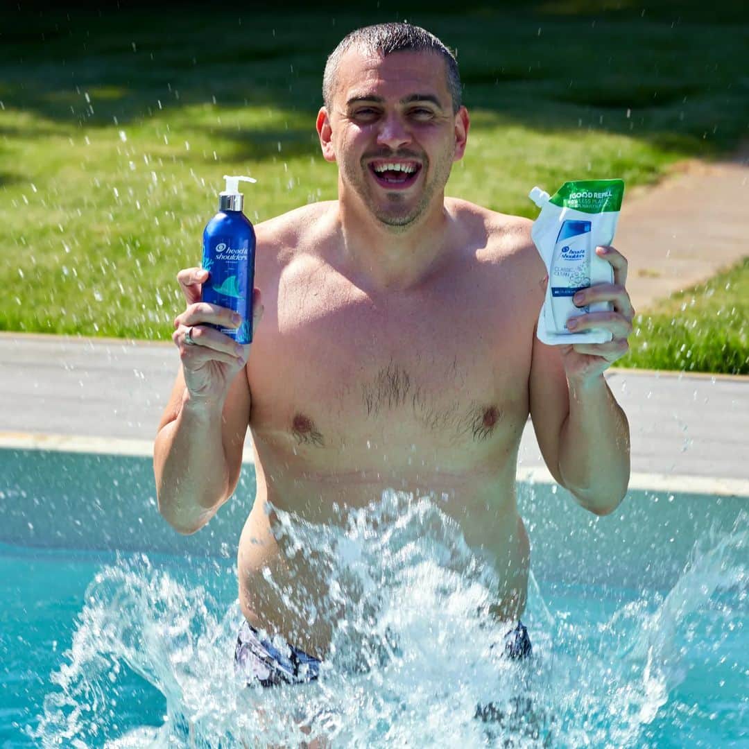 ラースロー・シェーのインスタグラム：「A Head&Shoulders aluminium samponos flakon utántöltésével nem csak kevesebb műanyagot használunk, hanem június 24-ig a vásárlásával a hazai erdőtelepítéshez is hozzájárulhatunk. További részletekért, hogy mely üzletekben és időszakokban vásárolt P&G termékek járulnak hozzá a jobb levegőhöz, nézzétek meg a www.ultessunkjobblevegot.hu oldalt. #reklam #ultessunkmegjobblevegot #faultetes #procterandgamble」