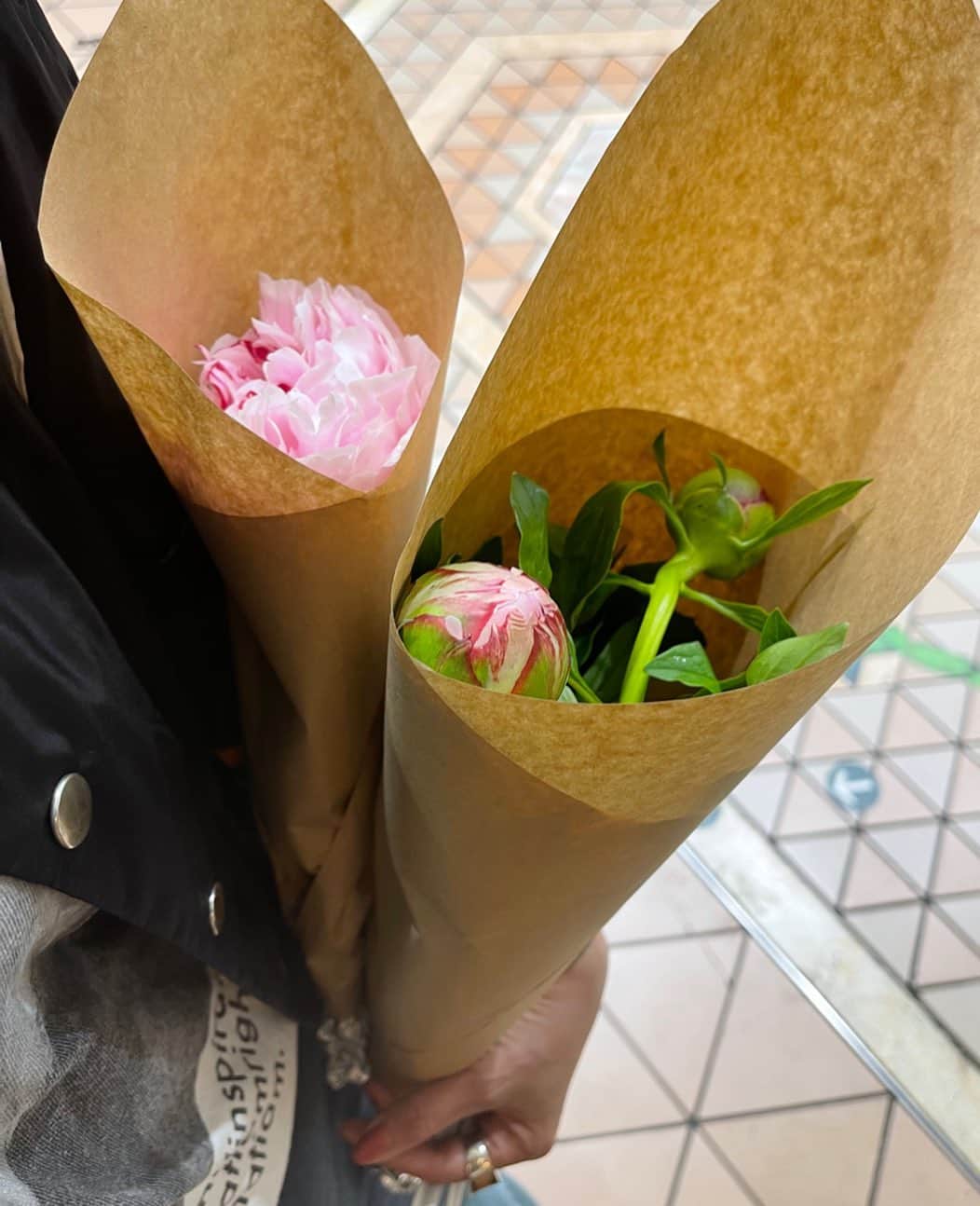 澤田泉美さんのインスタグラム写真 - (澤田泉美Instagram)「駅の改札を出てすぐのお花屋さんで ふと目に入った芍薬の花🌸 彼のアトリエに生けてきたよ🥰  帰って来れなくても、ふとした時に お花をみて“ふふっ”ってなってくれたらそれでいい🥰  みんな、頑張るのはそれぞれ自分自身でも 家族がいたり、恋人がいたり、支えてくれている両親がいたり、 友達がいたり一人じゃないんだよってね🫶💓  自分にできることは何だろう？ってね！  #芍薬#花 #ピンク#花言葉#はにかみ #パパへ#お花のプレゼント #三児の母」5月12日 17時52分 - izumi.sawada