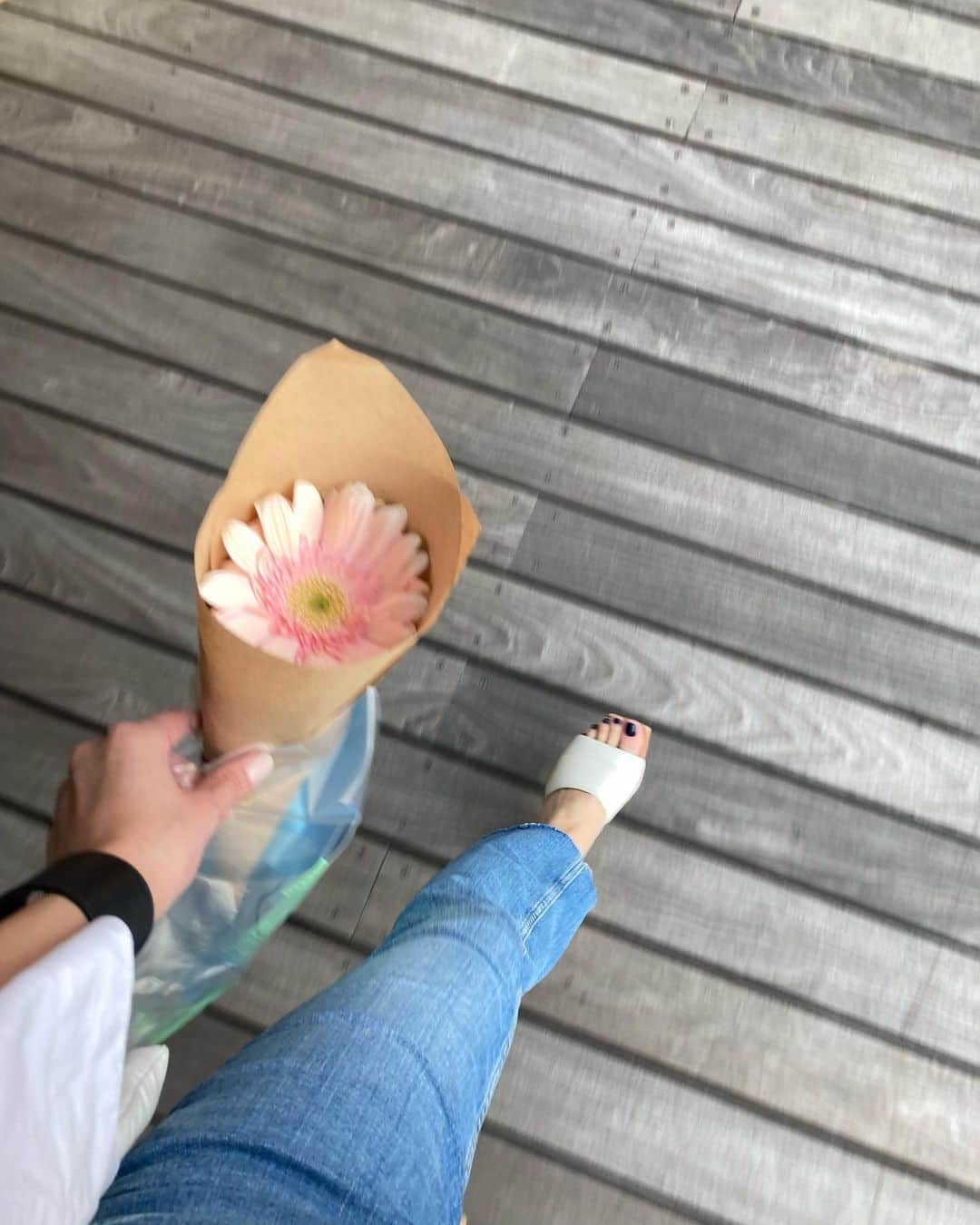 高橋美咲のインスタグラム：「. 素足にサンダルの時期すき💗 花粉で毎日涙目だけどこの時期すき🌸 . . #ヒノキ花粉　 #今年はひどい #サウナ行かねば」