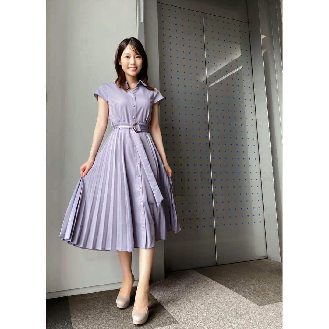 竹俣紅のインスタグラム：「💫 取材に出発する前の同期の山本が スカートのプリーツをいい感じに撮ってくれました✨ いつもありがとう！ ⁡ 今日ご紹介した“オムライス電車” かわいらしかったですね☺️ みなさんは、何色の電車が好きですか？ ⁡ 明日も『めざまし8』よろしくお願いします！ ⁡ #めざまし8」
