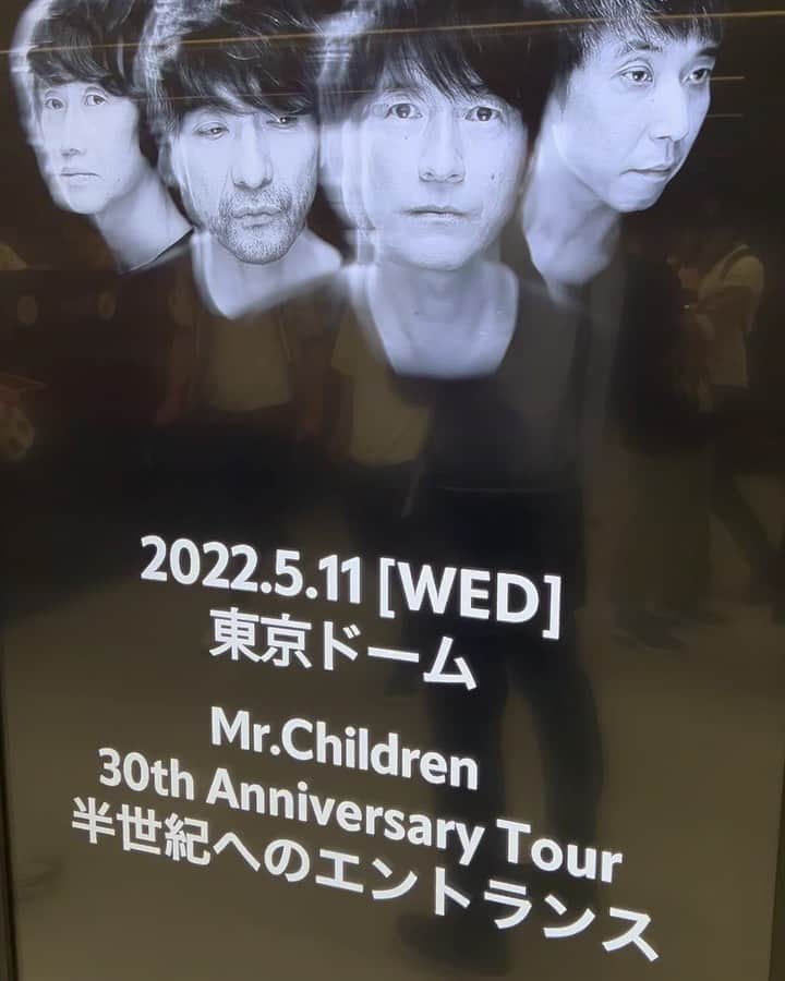 のインスタグラム：「２年ぶりの  #ミスチル😍　#ライブ 待ってました〜❣️ #mrchildren  #30thanniversarytour  #半世紀へのエントランス ミスチル #東京ドーム 31年目最初の日のライブ🌈 行ってきました  懐かしの名曲 一緒に歌いたい曲も 声は出せず😷 手振りと拍手で我慢✋✋✋👏👏👏👏👏 汗かいて走り回って熱唱 桜井さんセクシーでした💖 歌声は変わらず歌唱力抜群👍　#ミスチル最高💕 #桜井さんかっこよすぎ 😍 #映像がすごかった   うちに帰ったらお花が💐 母の日に大阪へ行って留守にしていた私に 息子から遅れて母の日のお花💐😍💕 息子やりおるなぁ 嬉しい😆 これで #お母さんはご機嫌☺️  ライブでGETした キラキラテープ🌈✨ と共にHAPPY MORNING」