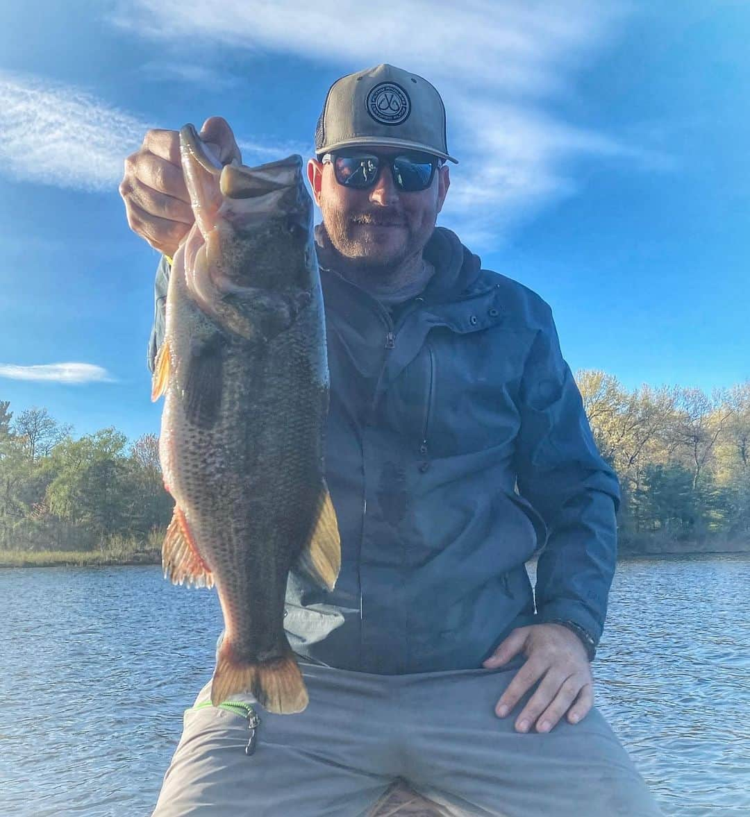 Filthy Anglers™のインスタグラム：「Been a bit I know. Finally landed a decent one on the jerk bait - www.filthyanglers.com #fishing #filthyangler #bassfishing #outdoors #angler #bassfishing」