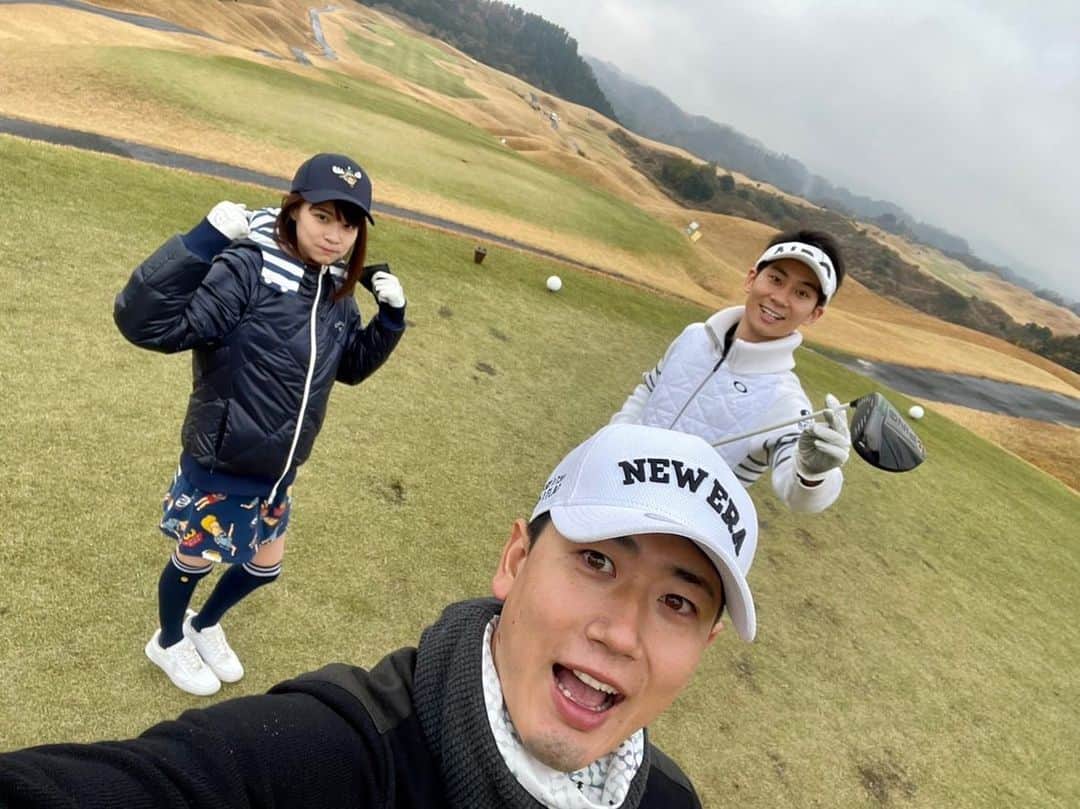 フジテレビアナウンサーのインスタグラム：「. 酒主義久です。 僕が「8ッピー」になれる事、それは「ゴルフ」です！  写真は以前、ゆいぴー&敬樹とラウンドした時のです⛳️  上手くいかない事ばかりですが、芝生の匂いを感じながらプレーする気持ちよさ、たまーに出る良いショットの時の爽快感はたまりません！  おじいちゃんになっても続けたいなーなんて思ってます😊  #フジテレビアナウンサー #酒主義久 #鈴木唯 #今湊敬樹  #8ッピー #ゴルフ」