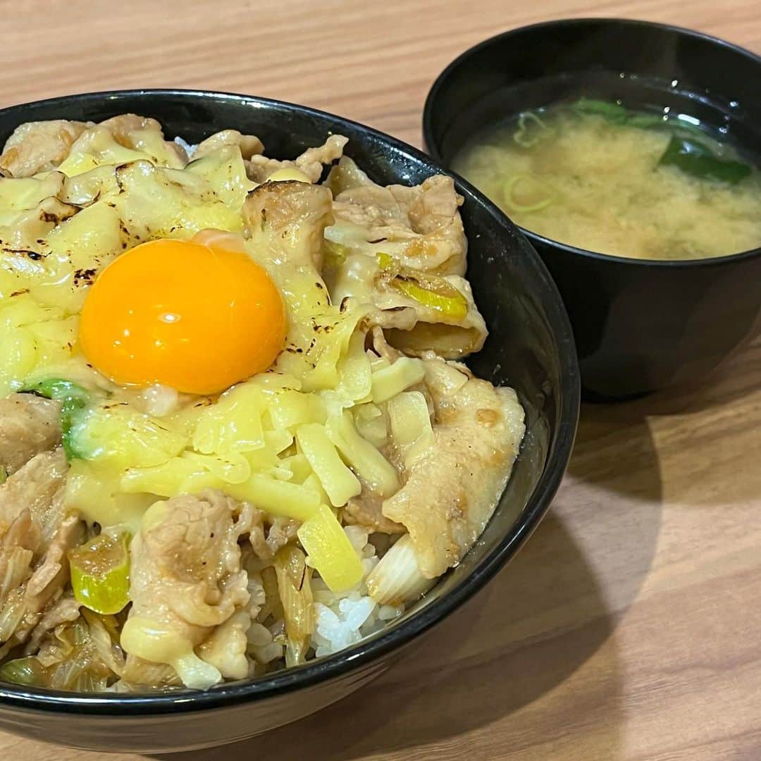 American Apparel Japanのインスタグラム：「2/8/22~情熱のすためしどんどん~ #新宿  ⭐︎OVERALL RATING・評価: 4.3/5⭐︎  decided to go back to the old days when i was a first yr student at uni and had a semi sutameshi phase🤪 and tried out their cheese egg beef bowl they had !! sutameshi is all over tokyo and they offer beef/pork bowls, but im pretty sure that their main shop offers noodles, mazesoba, gyoza and other foods as well !!  i think the best way to describe sutameshi would be the juicier and much extra version of sukiya, matsuya, and yoshinoya LOL🥹 i think the portions are quite huge for the price and it’s really filling. i think what i like most about this place compared to other gyuudon counterparts is that theres seasonings/condiments placed on the counter so u can add some (or all if your quirky like that) to your liking❤️ so u can genuinely enjoy the taste and the likelihood of you being disappointed is low (?)   but yes, it’s quite heavy, especially if you’re the type pf person that wants to add mayo on top! i only added black pepper (bc im basic sorry) since the beef bowl itself is already quite flavourful.  definitely recommend this place if you’re out with your friends in tokyo and want to eat something light before an all-nighter karaoke or club sesh bc it will keep u FULL and again, it’s on the affordable end.✨  FuN faCt oF tHe DaY: i was in shinjuku from 11AM just going around a few clinics and feeling disappointed because they weren’t willing to prescribe me with pills😄 however the last clinic came thruuu so shout out to them🙏🏻」