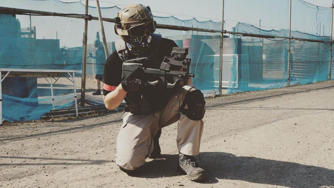 兄者のインスタグラム：「P90といえばやはりこのポーズ」