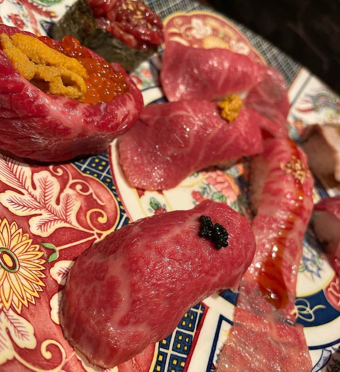 米倉みゆさんのインスタグラム写真 - (米倉みゆInstagram)「てっかてかでえちえちなお肉や～🔞🔞🔞 . A5ランクの黒毛和牛の肉寿司が2時間食べ放題で4980円は普通にお得過ぎない？？🥹‼️(笑) . なんかよく肉寿司食べ放題みかけるけど、シャリギッチギチだったり 肉の筋噛みきれなかったりとかあったから、あまり食べ放題行かなかったけど お肉が美味しい焼肉店の肉寿司は間違いなく美味しいでしたね😎 . 個人的には、うわみすじ握りと炙りユッケ軍艦が優勝してたな～🥹 どれもトロトロで美味しかった🥹 . . みおちと撮影終わりに行ったんだけど、2人ともドカスカ食べるからあっという間に2時間たってた😇(笑) みおちは特選サーロインを美味しそうにたくさん食べてましたよ🥰(みおるー情報) . . . . . . . . #もぐもぐする米倉  #肉寿司 #肉寿司食べ放題 #新宿肉寿司 #新宿グルメ #新宿ディナー #新宿焼肉 #焼肉わしの #新宿 #新宿三丁目 #新宿三丁目グルメ #新宿御苑前グルメ #美味しいお店 #おいしいもの #えちえちグルメ #デートスポット #女子会 #女子会ディナー #グルメ女子 #笑顔 #ショートヘア #ショートカット #日本人 #tokyo #japan #food #yummy #happy #follow #like PR」5月12日 12時01分 - yone__miyu630