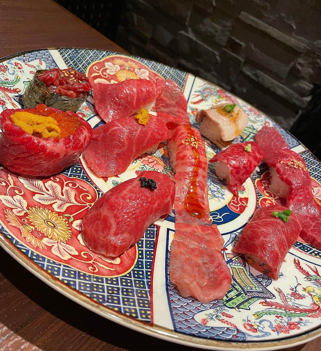 米倉みゆさんのインスタグラム写真 - (米倉みゆInstagram)「てっかてかでえちえちなお肉や～🔞🔞🔞 . A5ランクの黒毛和牛の肉寿司が2時間食べ放題で4980円は普通にお得過ぎない？？🥹‼️(笑) . なんかよく肉寿司食べ放題みかけるけど、シャリギッチギチだったり 肉の筋噛みきれなかったりとかあったから、あまり食べ放題行かなかったけど お肉が美味しい焼肉店の肉寿司は間違いなく美味しいでしたね😎 . 個人的には、うわみすじ握りと炙りユッケ軍艦が優勝してたな～🥹 どれもトロトロで美味しかった🥹 . . みおちと撮影終わりに行ったんだけど、2人ともドカスカ食べるからあっという間に2時間たってた😇(笑) みおちは特選サーロインを美味しそうにたくさん食べてましたよ🥰(みおるー情報) . . . . . . . . #もぐもぐする米倉  #肉寿司 #肉寿司食べ放題 #新宿肉寿司 #新宿グルメ #新宿ディナー #新宿焼肉 #焼肉わしの #新宿 #新宿三丁目 #新宿三丁目グルメ #新宿御苑前グルメ #美味しいお店 #おいしいもの #えちえちグルメ #デートスポット #女子会 #女子会ディナー #グルメ女子 #笑顔 #ショートヘア #ショートカット #日本人 #tokyo #japan #food #yummy #happy #follow #like PR」5月12日 12時01分 - yone__miyu630