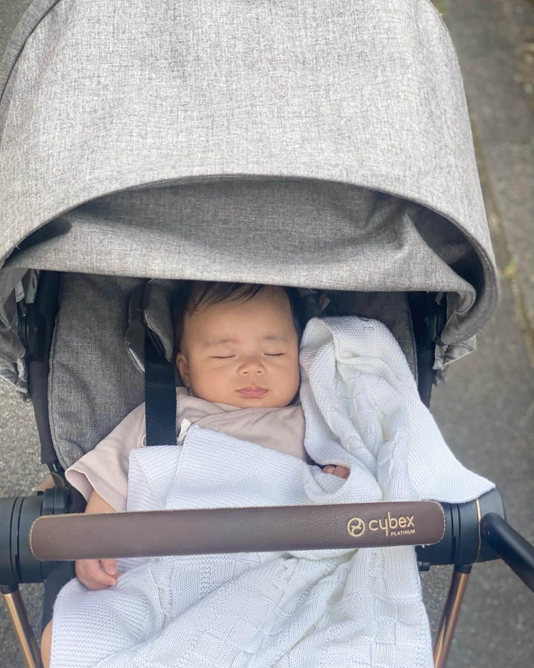 鈴木サチのインスタグラム：「. おはよーございます✨ (もうお昼だった💦) . 今週から三男・なおくんの保育園がスタート。 とはいえ、9:00〜10:30とか11:30とかのならし保育。 . 来週中頃からは本格的にスタートするんだけど、、、 . いやぁ〜 どうやって仕事と家事を回してたっけ？！😅💦 って言うぐらい回せてない😭😭 . やらなくちゃいけない事やりたい事がうまくこなせてない。 もー呆れて笑っちゃうレベル😂😂😂 . 昨日の夜にあっくんが3階の階段から2階に目がけてばら撒いた恐竜カードたちは、まだ散らばったままだったよっ💦 . 洗濯物はなんとかなんとか出来てる、、いやっ昨日の洗濯物は畳めてない😅💦 . 昨日も朝からオンラインピラティス。 今日も早朝から海外の人とオンラインミーティング。 . 慌ただしく過ぎ去る日々だわー。 . 忙しいのは大好きだけど、うまく回せてないなー😂😂 . . いったん、落ち着いて整理しよー😅😅 . みんなは新生活は慣れてきたかなー？！ . . #ママ #ママモデル #モデル #4児ママ #ピラティス #ピラティスインストラクター」