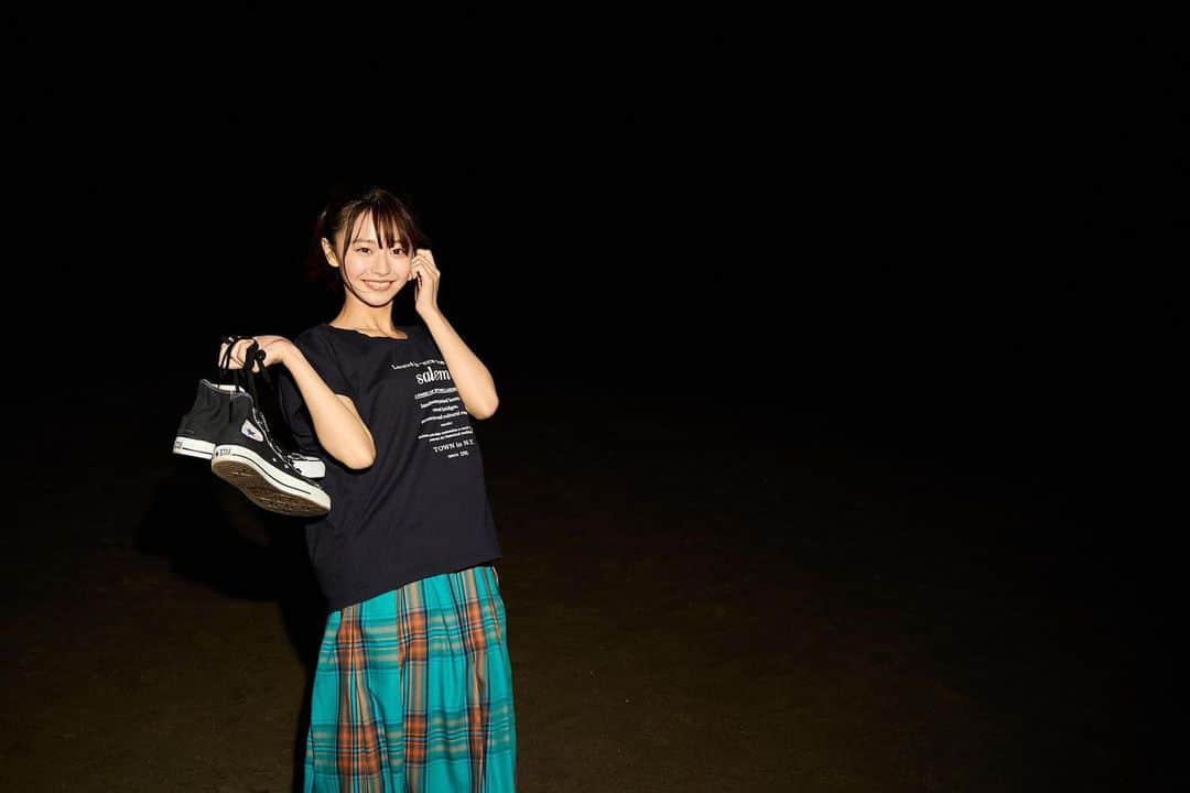 浅倉唯のインスタグラム：「本日発売の「週刊ヤングジャンプ」24号に表紙巻頭で登場しております。  夜の海は寒かったけどたくさん走り回って楽しかった☺︎」