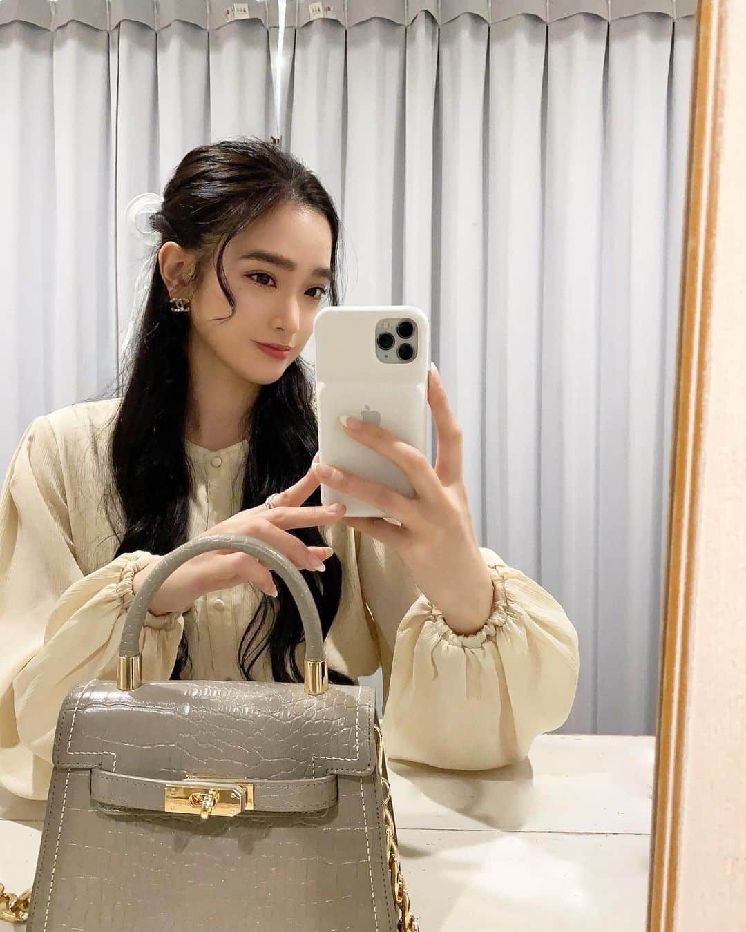 太田麻美のインスタグラム：「🎀  👗👜 @darich_official   #ootd #outfit #fashion #darich #私服 #ハーフアップ #ハーフアップアレンジ #ロングヘア」