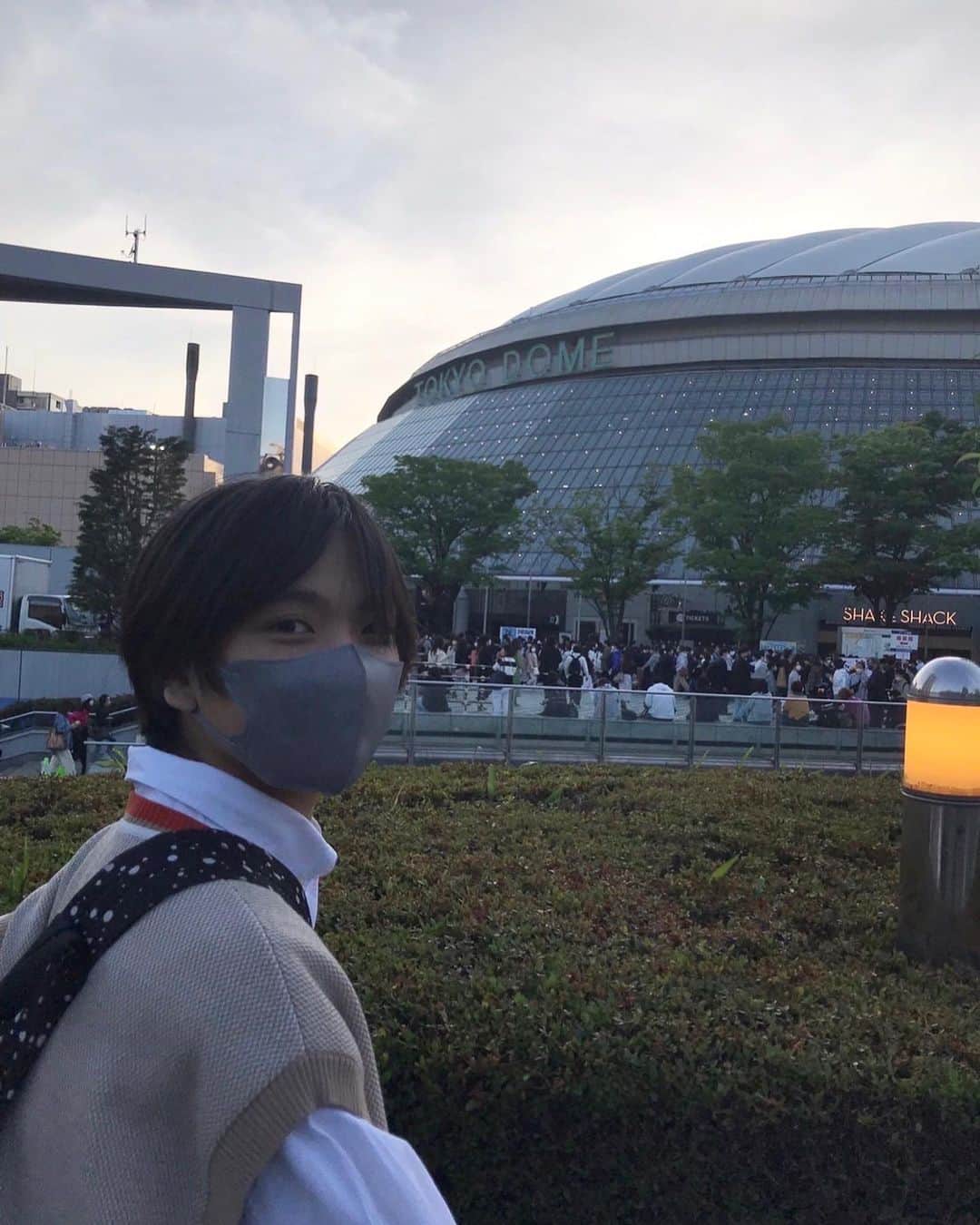 南出凌嘉のインスタグラム：「『Mr.Children 30th Anniversary Tour 半世紀へのエントランス』 行ってきましたっ！！！！！ まじやばかった。感動しまくりで、すごかった。 聞きたい曲もたくさん聞けて大大大満足でテンションずっと上がりっぱなしでした...😂 最初は東京ドーム広いなぁとか思ってたけど、そんなことなかったです。 ドームが狭いと感じるくらいの存在感で圧倒されてきました...」