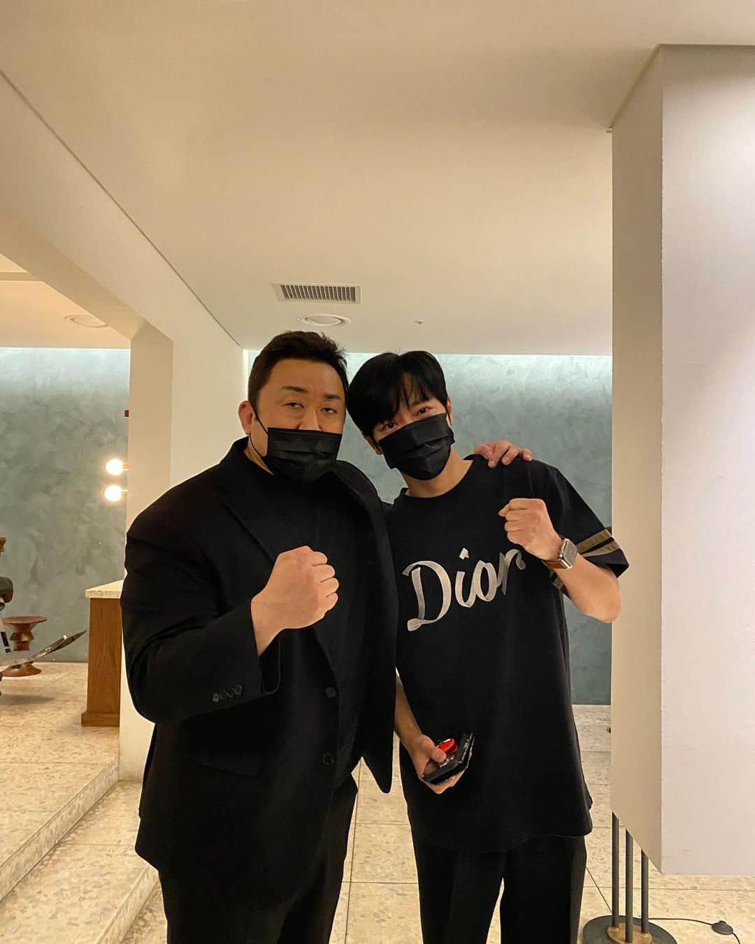イ・サンヨプのインスタグラム：「큰 형과 한없이 작은 나  #범죄도시2 👍👍」