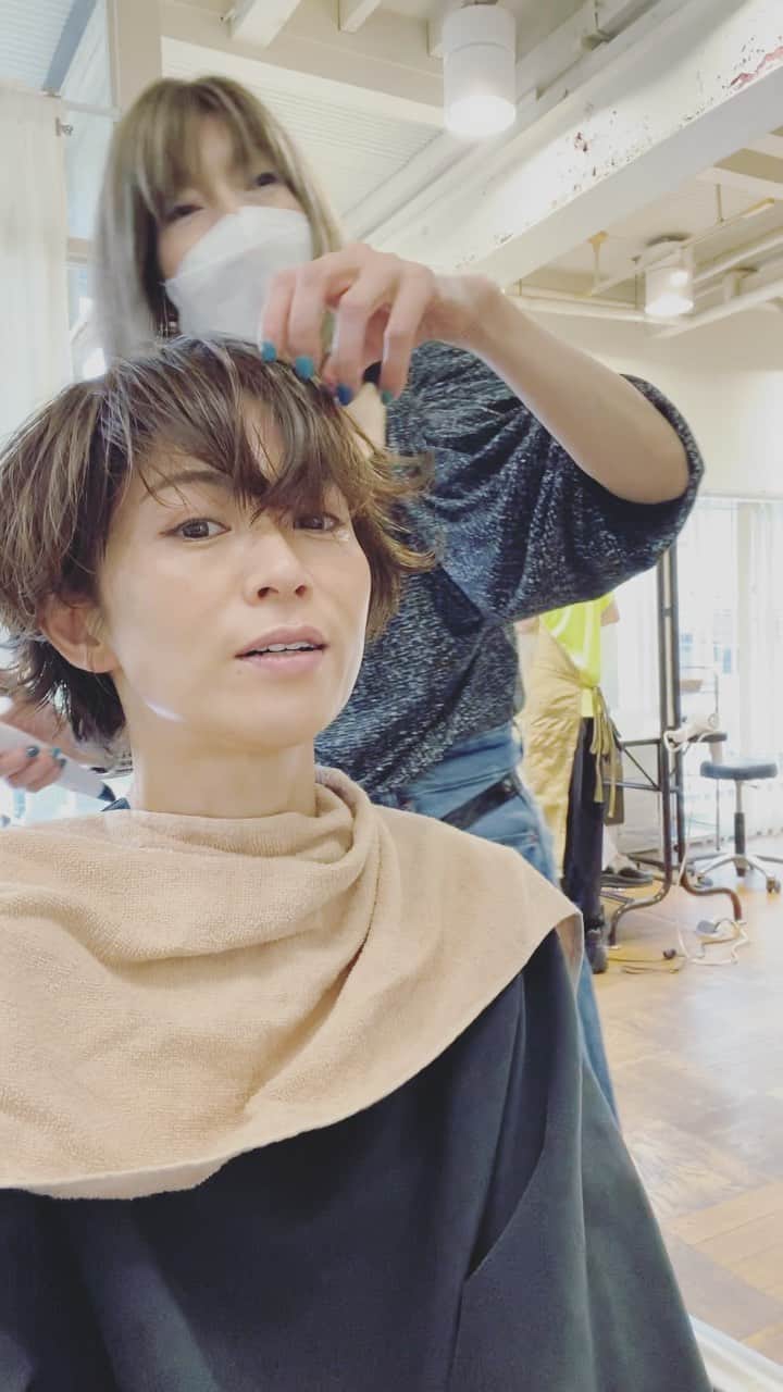 畑野ひろ子のインスタグラム：「美容室へ✂️ 夏に向けて、サイドの重みを取って軽さを出してもらいました。 仕上げに、耳後ろあたり？を外巻きにアイロンで巻くと一気に動きがでるみたいです🥰」