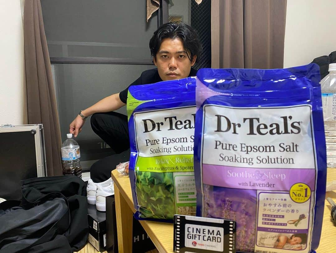 鎌田キテレツさんのインスタグラム写真 - (鎌田キテレツInstagram)「#幸せショット #中谷さんとユニバ #ほとんどの乗り物をシングルライドで乗ったため楽しさを共有できず #ギア観劇 #圧倒された90分間 #ノムさん誕生日 #まだバスソルト開封してないので使えない #大東さんと名古屋の味仙へ #チャーシューメン炒飯ビールを1人で平らげてた #NGK夜出番で石井さんに会えた #顔の大きさ僕の半分 #丸亀でのうどん #僕の失礼な発言により空気悪くなった #丸亀お城まつり #みんなでおつかまたした景色を忘れない #博多でもつ鍋 #脇田さんお会計時に顔引き攣ってたけどミルクボーイさんがご馳走してくださり一安心 #迫田さんと大西さんと海で食べたお弁当 #アヒルの親子が泳いでるのを迫田さんが優しい目で見つめていた #漫才至上主義 #今月22日も東京でやります是非」5月12日 15時05分 - nendo.1116