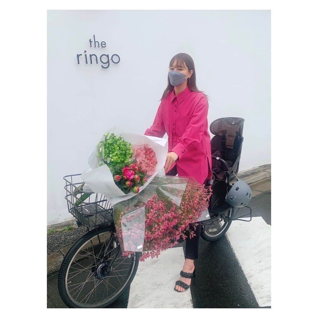 林みなほのインスタグラム：「💐 ママチャリ🚲走らせて サロンや事務所、自宅のお花の買い出しです。  今日の私は、 ピンク気分だったのでしょう。  雨降ってきたから急いで漕ぎました💨  shirt… @united_tokyo  pants… @celford_official  sandal… @hm ※雨の日のチャリ漕ぎには向かなかった←笑  #pink#flowers」