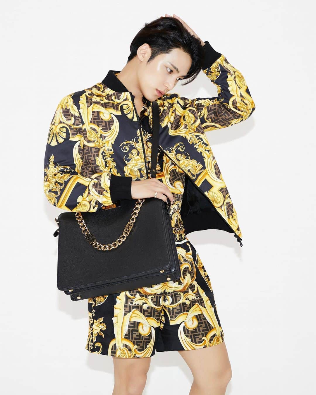 ミンギュのインスタグラム：「💛🖤💛  #광고  #FENDACE #VERSACEBYFENDI」