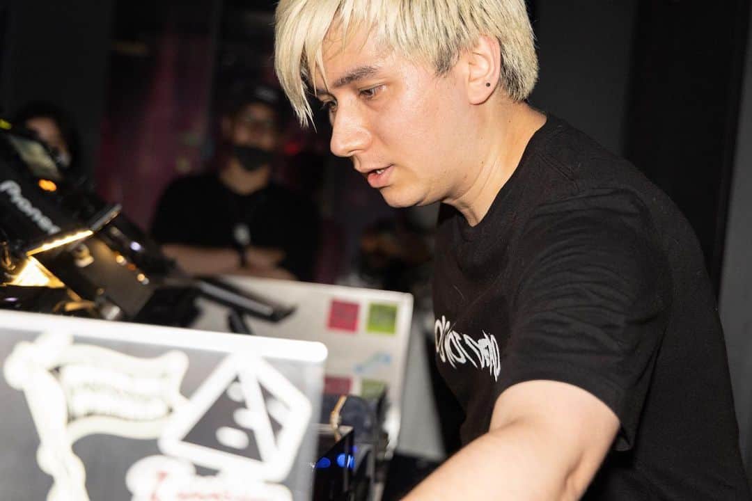 PDRさんのインスタグラム：「Me pretending to be a DJ at Emo nite」