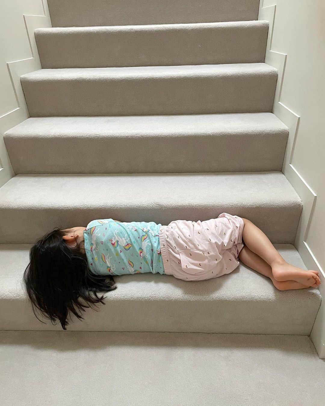 山口もえのインスタグラム：「・  こんなとこでねる子いる？！🤣 「ママがいなかったから ママのとこに行こうとしたんだけど 途中で眠くなっちゃった」 だって。笑 たまらん…♡  #4歳児 #私が弁当作りで起きると #起きてくる #寝てれば良いのに #たまらん #❤️」