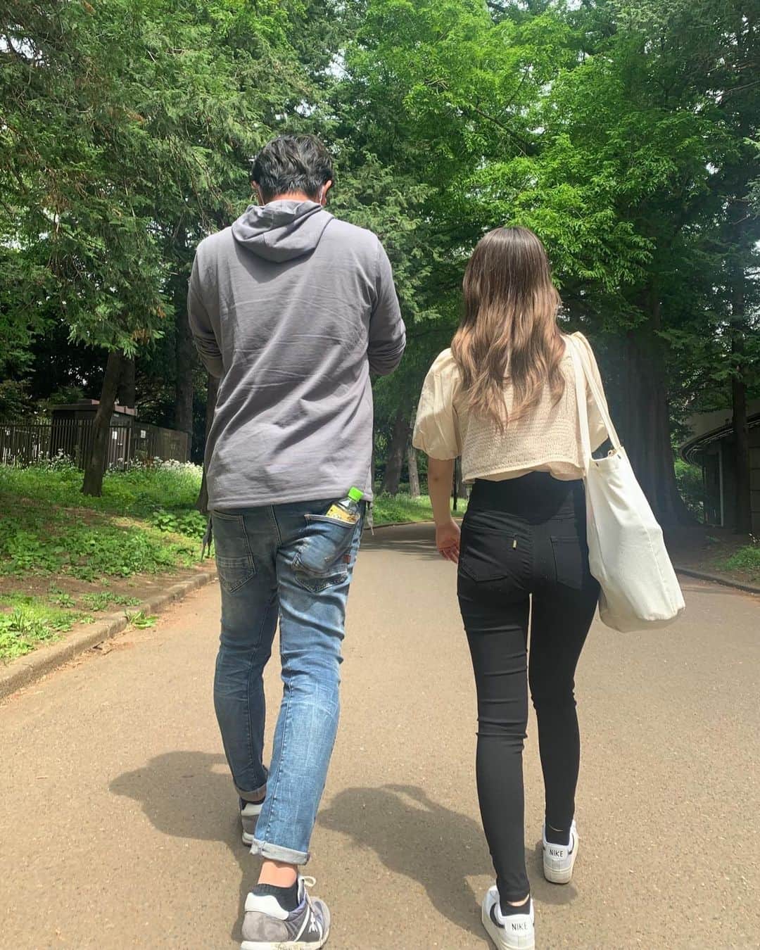 のインスタグラム：「長女と久しぶりにお散歩^_^  課題を毎日コツコツとよく頑張っているので、息抜きできるようにサポートしたいです🌿  #mydaughter」