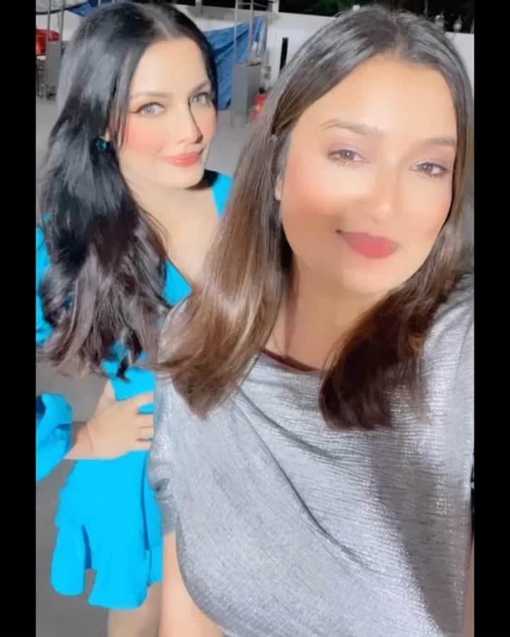 のインスタグラム：「When all you want to do is eat paani poori and my girl Hetvi insists on a boomerang lol 😂!!   How about “you” caption this !!   #girls #atlanta #beauty #celina #celinajaitly #celinajaitley @swapnabeautyatlanta #beautyqueen #missindia #bollywood #missuniverse #boomerang #fun #beautyqueens4ever」