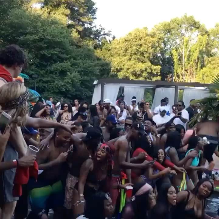 ルイス・ウィリアムスのインスタグラム：「This was #LWVMDW18… a young @jackharlow was trying to catch that swag surf. 😂💪🏾💪🏾💪🏾」