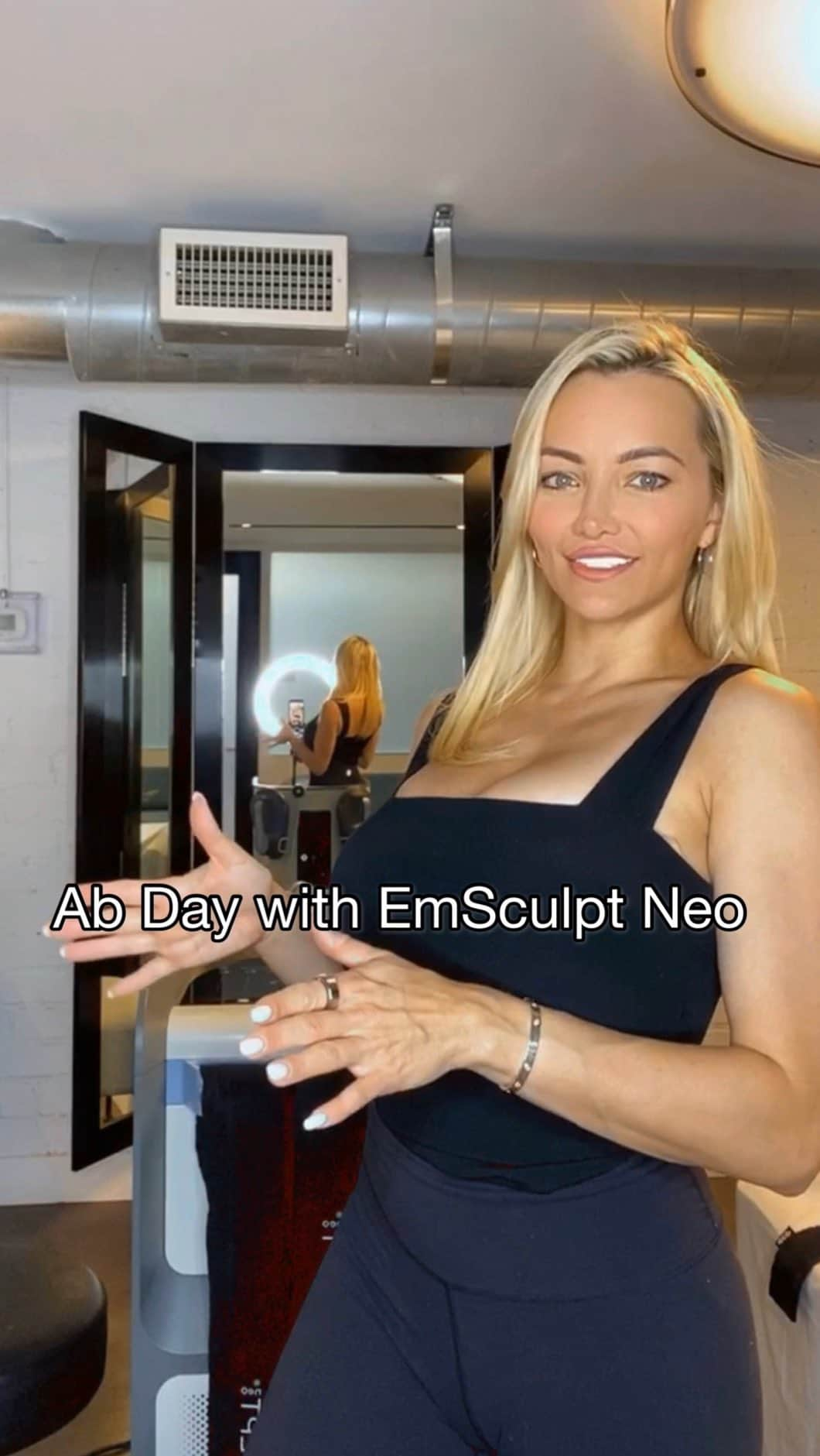 リンジー・ペラスのインスタグラム：「(paid partnership) Ab-tastic workout with #EmsculptNeo #emsculptpartner #moremusclelessfat #emsculpt @btlaesthetics @emsculptneo @rosenbergplasticsurgery」