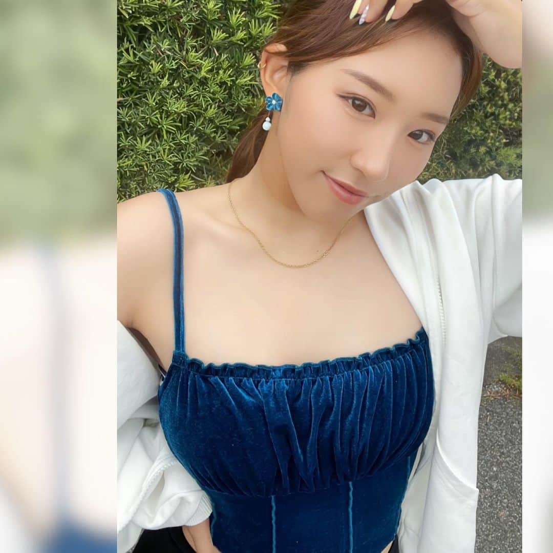 川合美乃里さんのインスタグラム写真 - (川合美乃里Instagram)「@teshigoto.tokyo 💠🐬💙  私がつけてるピアスは 日本伝統工芸品 "江戸つまみ" 職人さんの手で一つ一つ作られています。🇯🇵 めちゃ可愛くない？普段の服にも合うからつまみ細工の概念覆されるよね。🫠💭✨ こうやって形が違えど日本の伝統工芸品を残して普段から身につけやすくなるのは日本人の心くすぐられる💙 #日本伝統工芸品#ピアス#つまみ細工」5月12日 18時43分 - minorikawai