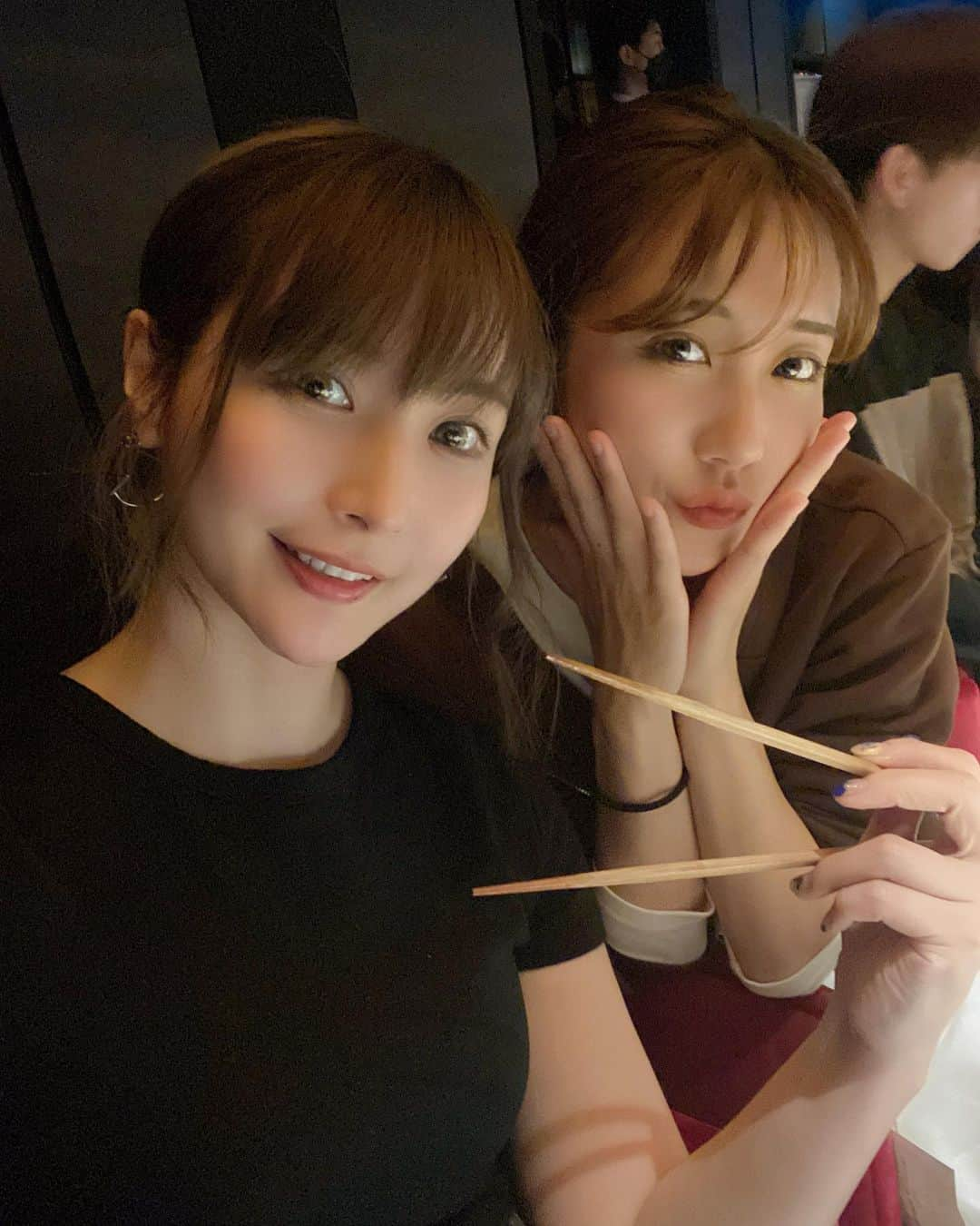 はりーさんのインスタグラム写真 - (はりーInstagram)「肉シャリさん行きました❤️ @nikushari_azabu  肉シャリさんのすごいところはインナービューティーも考えてくれること🫣✨ なので酵素ドリンクなどを出してくれてご飯前とご飯後🍚にサプリメントも出してくれます💊 脂身たっぷりのおいしいお肉を食べた後も胃もたれとかなく食べれてコース自体もとても素晴らしいコースでした✨ 店内には@prolabofarm_official の商品も並んでいて全商品とても抜群でした🍷 また行きたい✨ モカちゃんも一緒だったよん🌸 #プロラボ#肉しゃり#りらずチョイス」5月12日 18時55分 - kirarin_harry_official