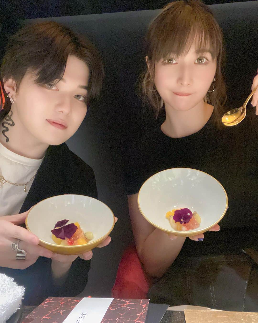 はりーさんのインスタグラム写真 - (はりーInstagram)「肉シャリさん行きました❤️ @nikushari_azabu  肉シャリさんのすごいところはインナービューティーも考えてくれること🫣✨ なので酵素ドリンクなどを出してくれてご飯前とご飯後🍚にサプリメントも出してくれます💊 脂身たっぷりのおいしいお肉を食べた後も胃もたれとかなく食べれてコース自体もとても素晴らしいコースでした✨ 店内には@prolabofarm_official の商品も並んでいて全商品とても抜群でした🍷 また行きたい✨ モカちゃんも一緒だったよん🌸 #プロラボ#肉しゃり#りらずチョイス」5月12日 18時55分 - kirarin_harry_official