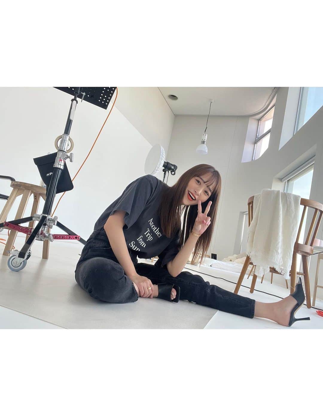 近藤千尋のインスタグラム：「カメラを向けられすごい笑顔😂  Tシャツはひーぼぉくんのを拝借🥰 今の時期寒い時は ベストが助かるねぇ✨✨ @jancidium   ガハハとみんなで笑おうね♥️ 明日は #ラヴィット 金曜日！ 日本で一番明るい朝番組📺 8:00から見てね😍🤍」