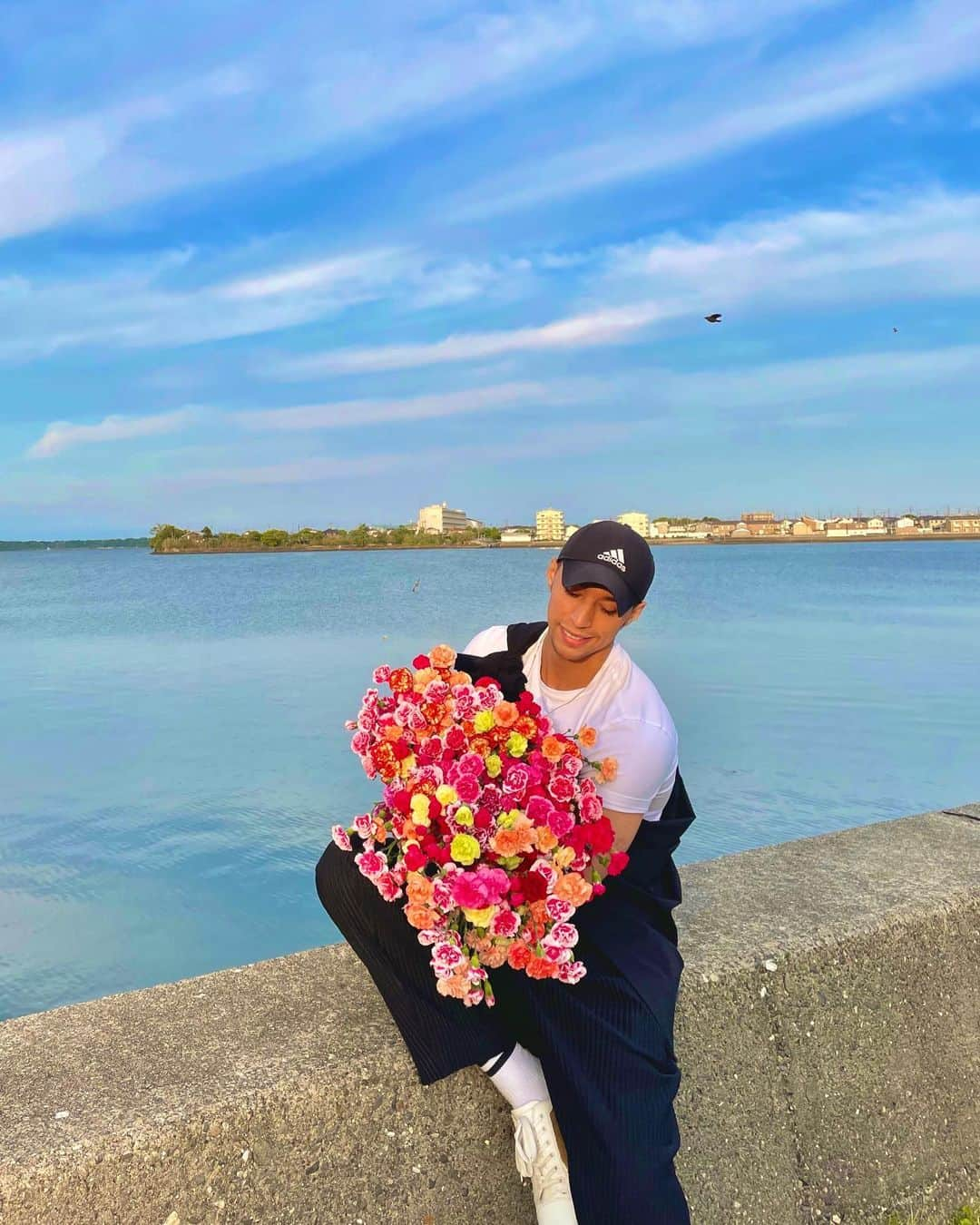 當間ローズのインスタグラム：「カーネーションとローズ🌹  365本のカラフルなカーネーションを母に💐  カーネーションの花言葉は 「純粋な愛」☺️  カラフルな365本は1年365日、毎日愛と感謝を込めて🌹  ちなみに、カーネーションの属名であるダイアンサスはギリシア語で「神の花」を意味するみたいですよ！🫶 その由来は、ソニクスという美しい女性がカーネーションの冠を作り、神殿に飾ったそうです。その行いに感謝した神様は彼女が亡くなったとき、その姿を美しいカーネーションの花に変えたそうですよ！😊  #母の日 #カーネーション #Mother'sDay #Diadasmães  #ラテンの貴公子 #ジム　#筋肉  #toumarose   #ラテン  #ハーフ  #モデル  #singer #Artist #Model #Tokyo  #Brazilian #brasil  #italian #fashion #fitness #muscle #body #sexy」