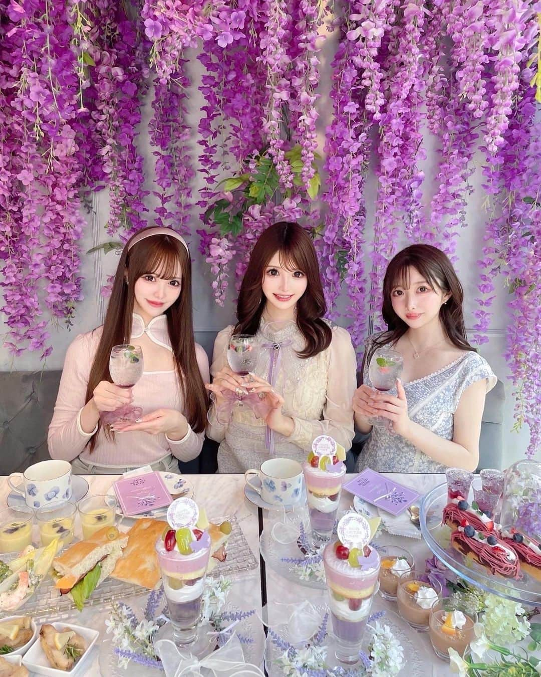 桜咲乃愛さんのインスタグラム写真 - (桜咲乃愛Instagram)「@hautecouturecafe_official ♡♡  藤の季節💓 毎年綺麗すぎるけど今年はラベンダーカラーと水色の食器で統一されていて更に美しさがバージョンアップされていてテンション上がったよ🥰💕✨  ちょうどお花畑行きたいけど遠いな〜って思ってた時だったから癒されて大満足だった🥰💓🍽  毎シーズン素敵過ぎる空間作り流石だなぁと思うしいつもスタッフさんも丁寧でとってもいいお店🥰💕  時間あっという間似すぎてしまった🥰💓✨また行きたい♡♡  #アフタヌーンティー#オートクチュールカフェ#中目黒カフェ#女子会#お花畑」5月12日 19時42分 - noasama1101