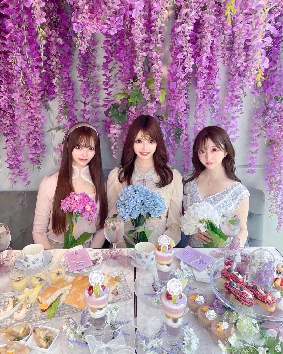 桜咲乃愛さんのインスタグラム写真 - (桜咲乃愛Instagram)「@hautecouturecafe_official ♡♡  藤の季節💓 毎年綺麗すぎるけど今年はラベンダーカラーと水色の食器で統一されていて更に美しさがバージョンアップされていてテンション上がったよ🥰💕✨  ちょうどお花畑行きたいけど遠いな〜って思ってた時だったから癒されて大満足だった🥰💓🍽  毎シーズン素敵過ぎる空間作り流石だなぁと思うしいつもスタッフさんも丁寧でとってもいいお店🥰💕  時間あっという間似すぎてしまった🥰💓✨また行きたい♡♡  #アフタヌーンティー#オートクチュールカフェ#中目黒カフェ#女子会#お花畑」5月12日 19時42分 - noasama1101